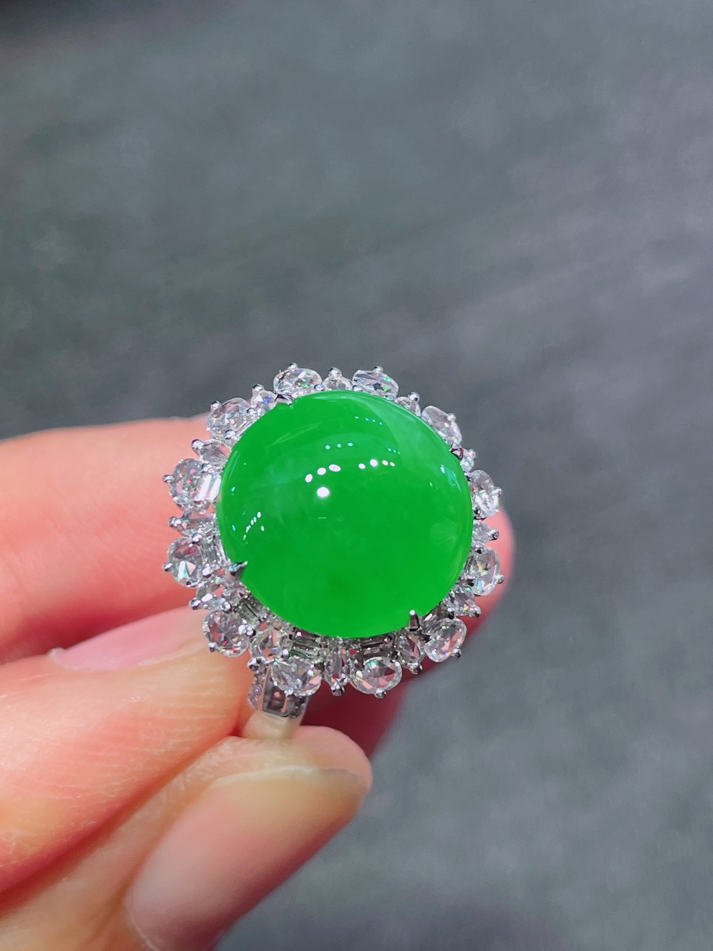 ️高冰绿蛋面戒指 晶莹剔透，新颖时尚，无裂，13-4