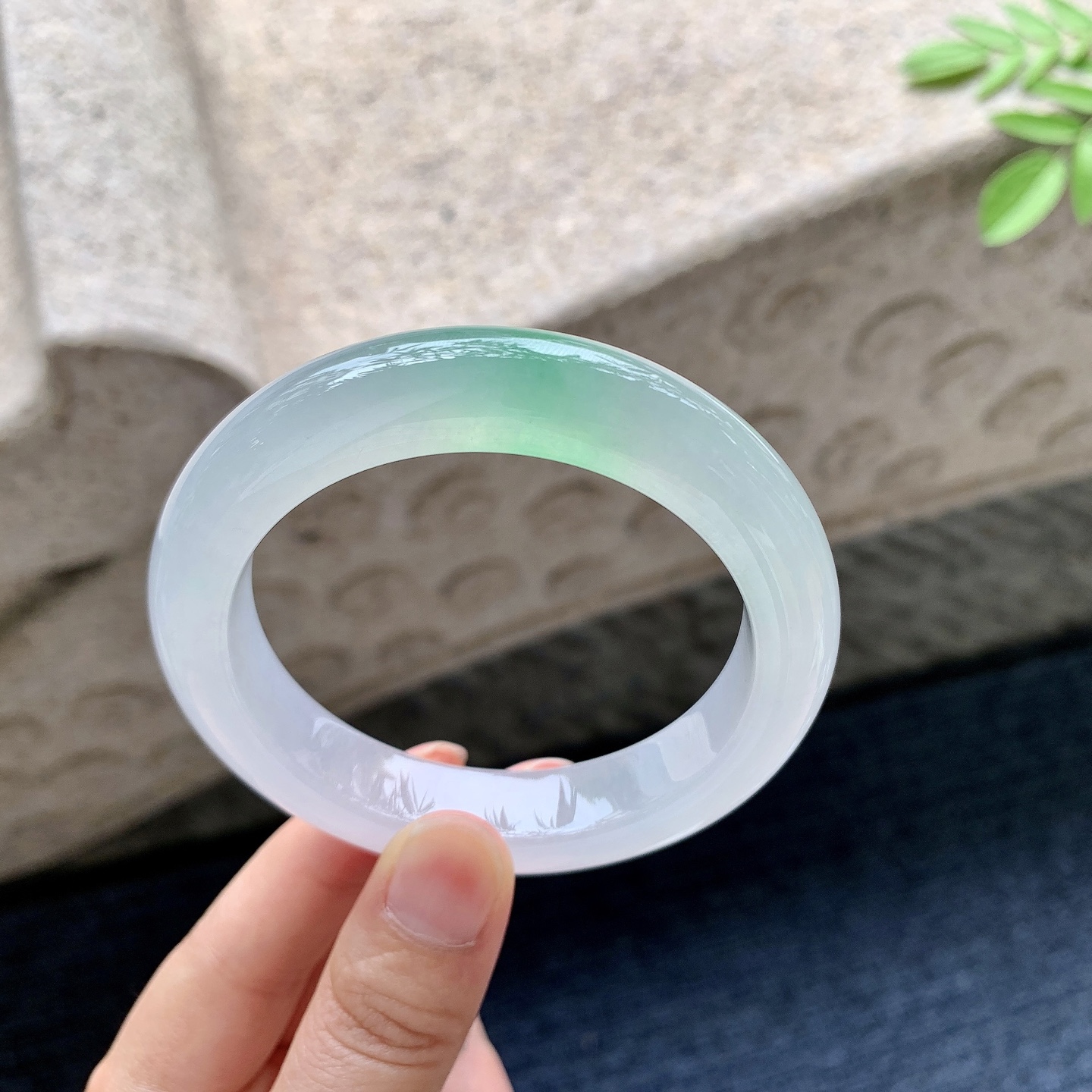 正圈55 56 圈口55.8/12.2/9.5 编码TR091652 冰飘阳绿，水润，种老，细腻，打灯有棉线