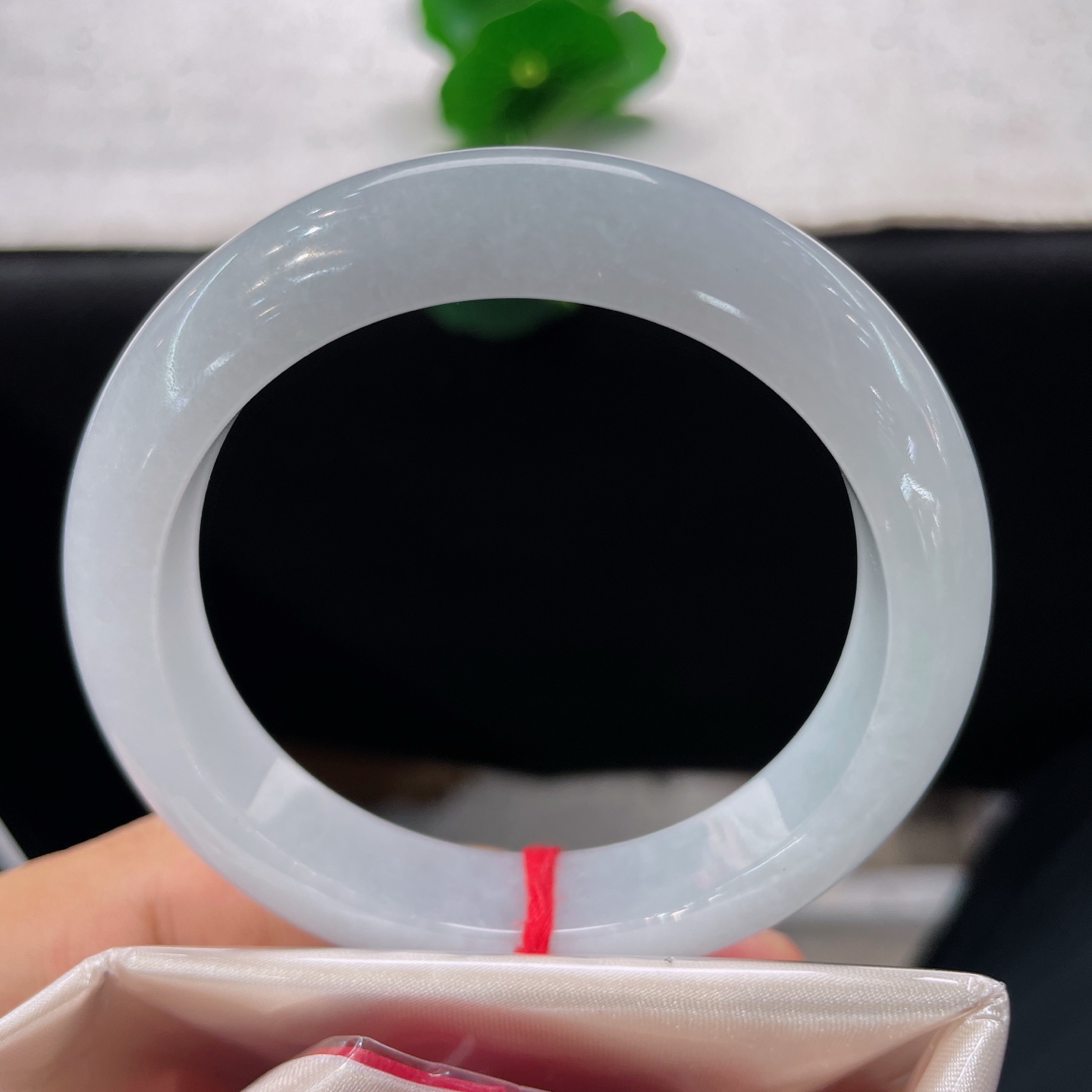 天然翡翠手镯 圈口56.4/12.1/9.2，冰润白月光正圈，56/57可戴，素玉凝清辉，皎皎落腕间。无裂
