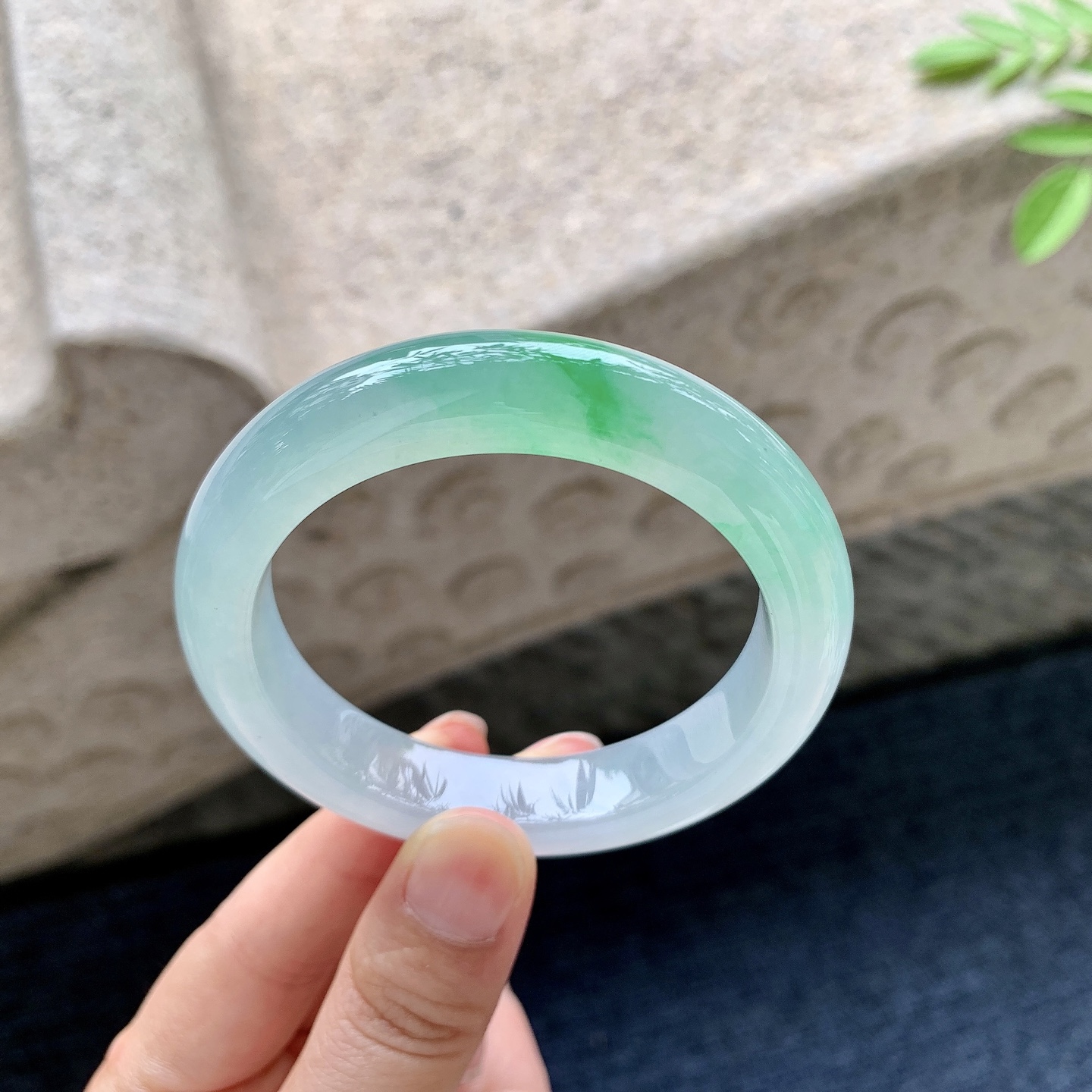 正圈53 54 圈口53.4/11.8/8.8 编码ZLD091626 糯冰飘绿，水润，种老，细腻，打灯有棉线