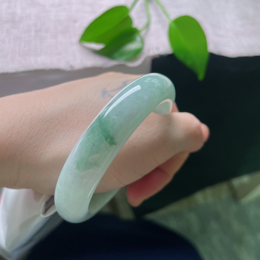 53.5/12.6/8.4，油青正圈，一点皮纹，天然半山半水翡翠，色泽过渡行云流水，每一只都是独一份风景。ss59017a