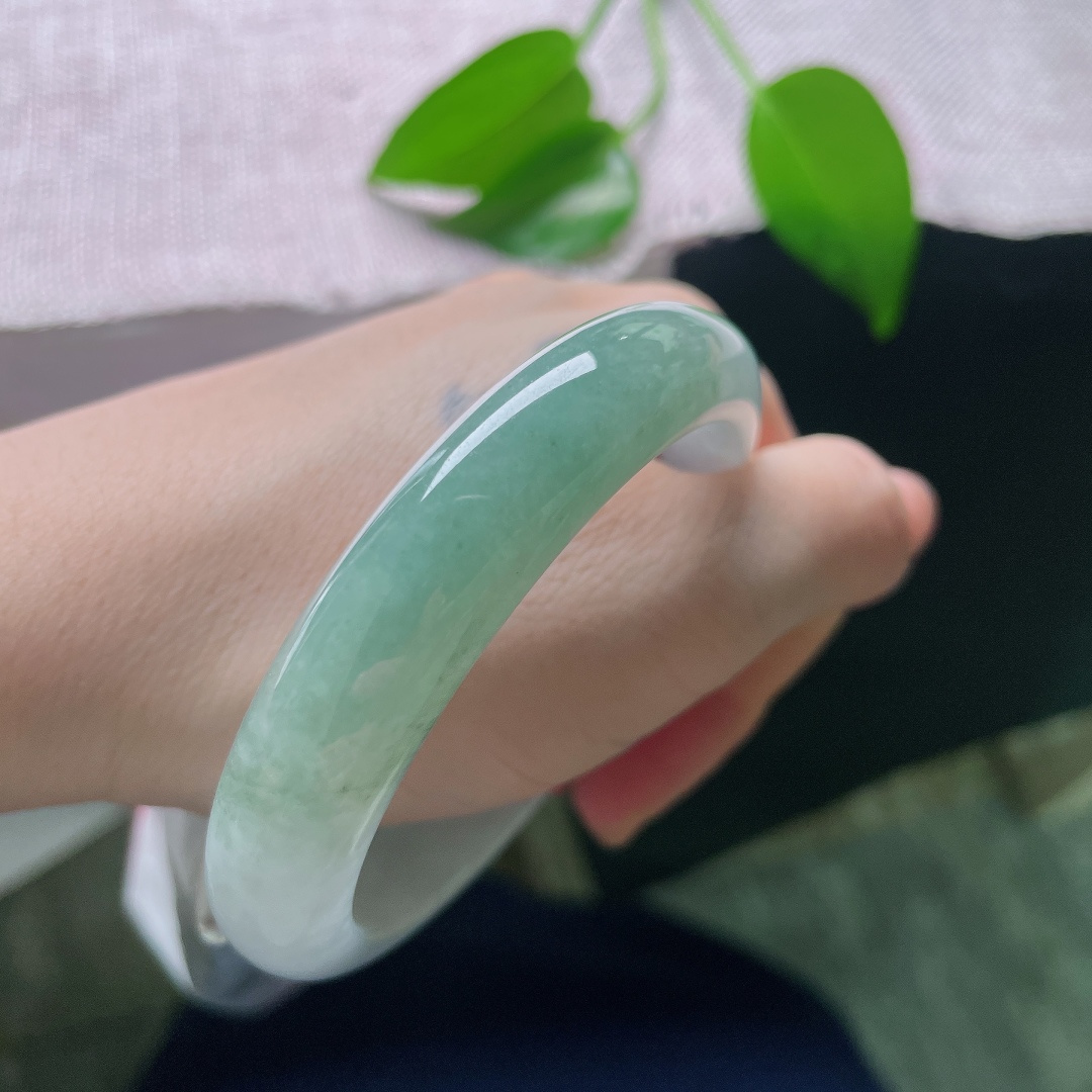 57.5/12.4/8.1，油青正圈，一点皮纹，半白半翠的天然景致，玉光温润内敛，衬出手腕温柔娴静气质。ss59009a