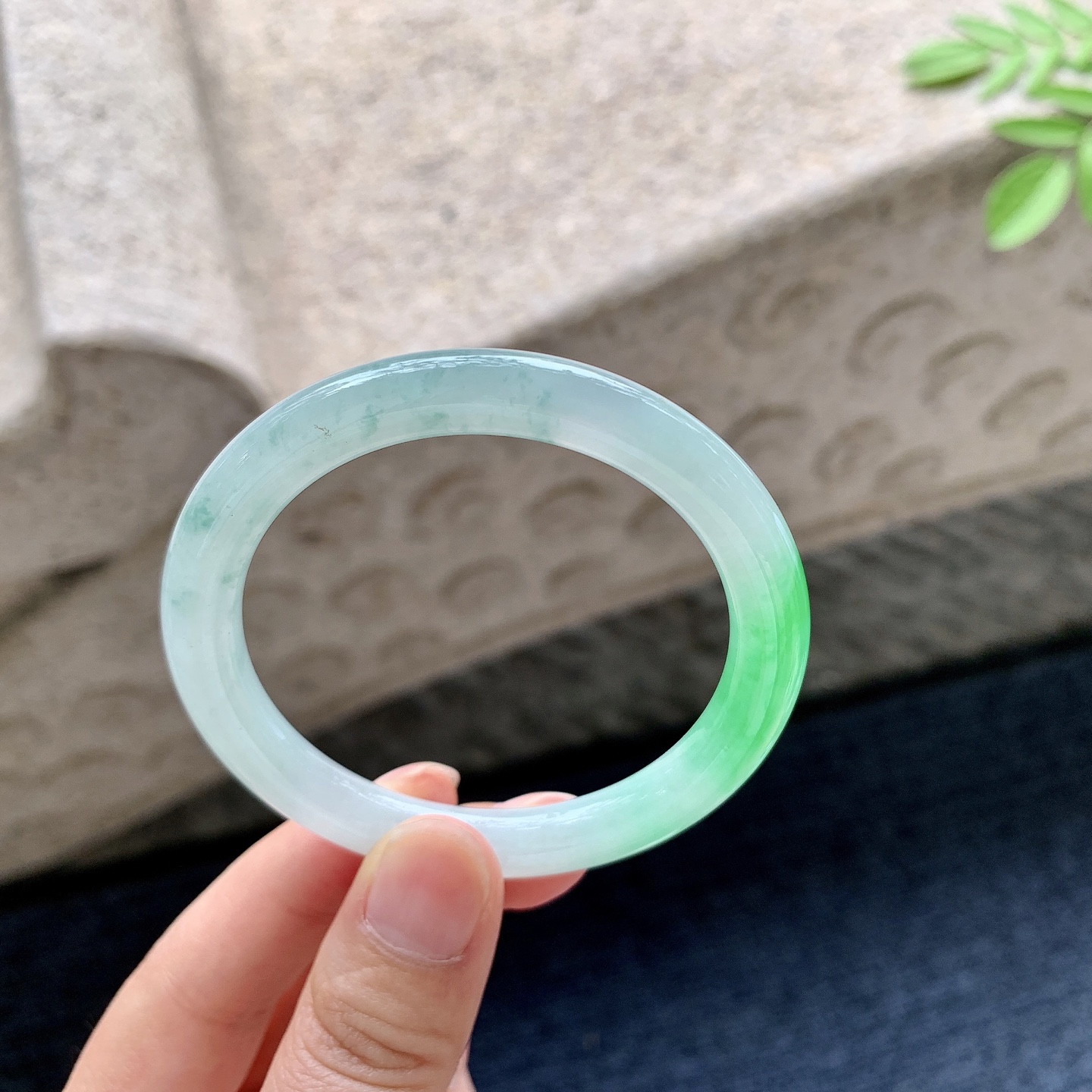 圆条49 50 圈口50.5/7.5/7.7 编码G9091616 冰糯飘阳绿，水润，种老，细腻，打灯有棉线