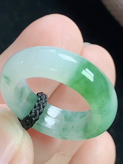 飘绿戒指，无裂，内径尺寸15.2-5.8-3.6mm，8号手寸，j15ybg