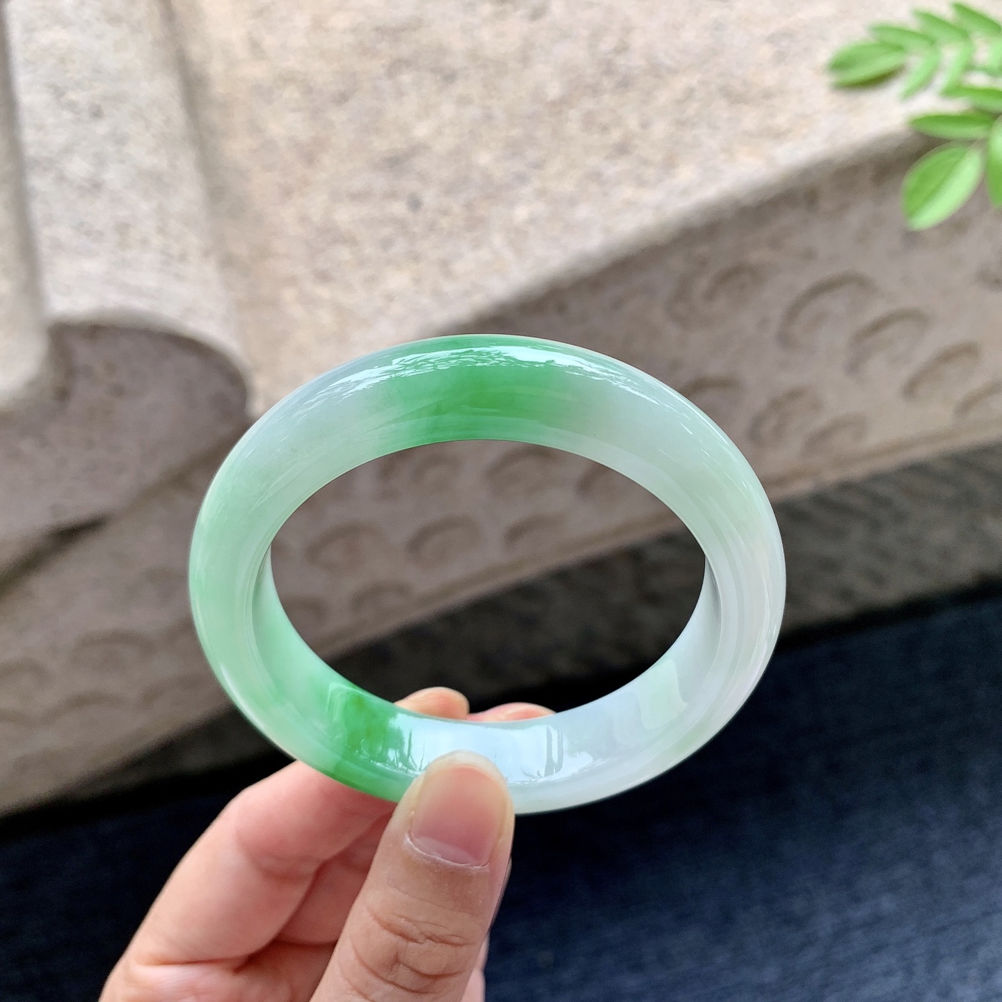 正圈53 54 圈口54.4/12.9/8.4 编码G9091615 细糯飘辣绿，水润，种老，细腻，打灯有纹线