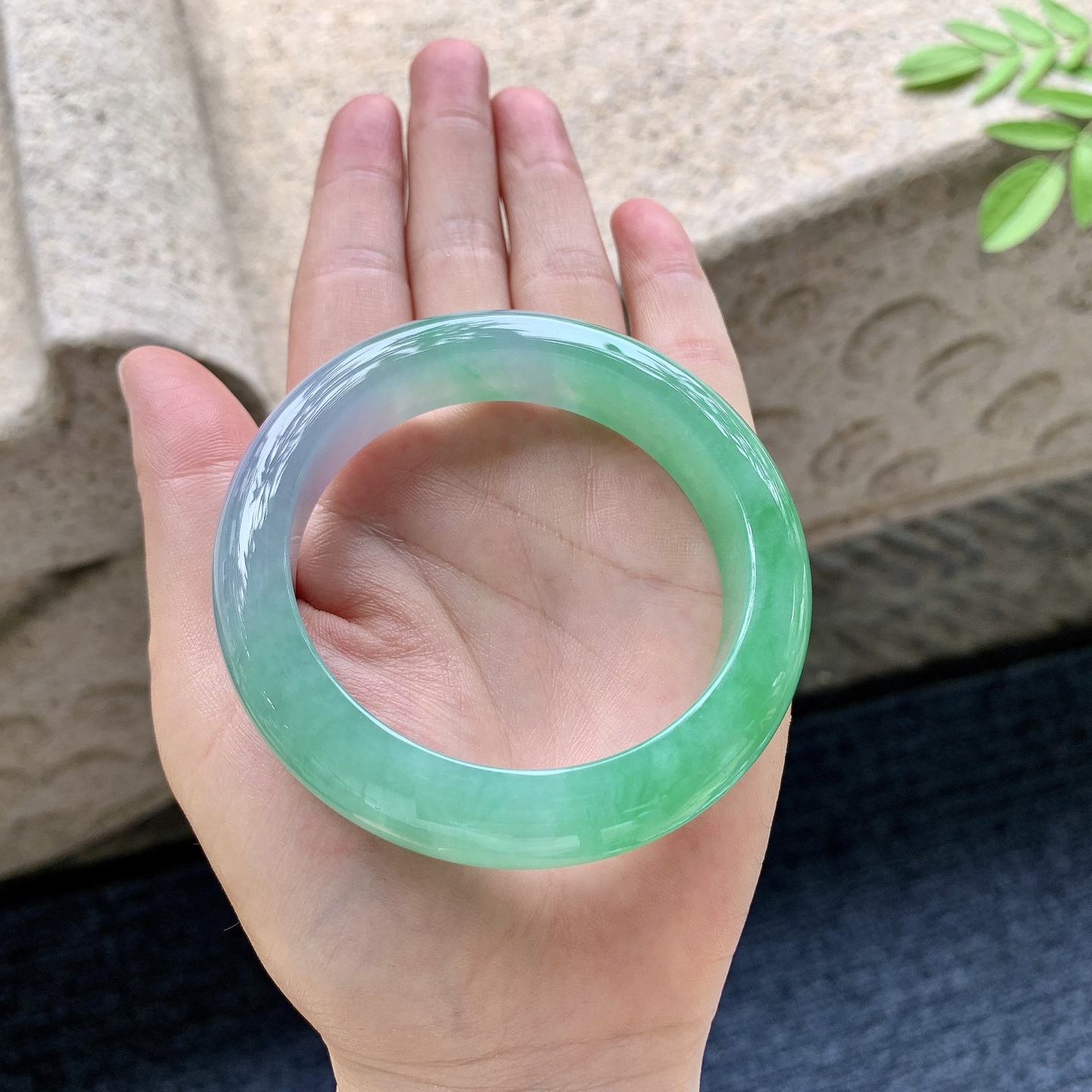 正圈55 56 圈口55.4/13.1/9.4 编码TT091640 糯冰椿彩，水润，种老，细腻，打灯有絮线