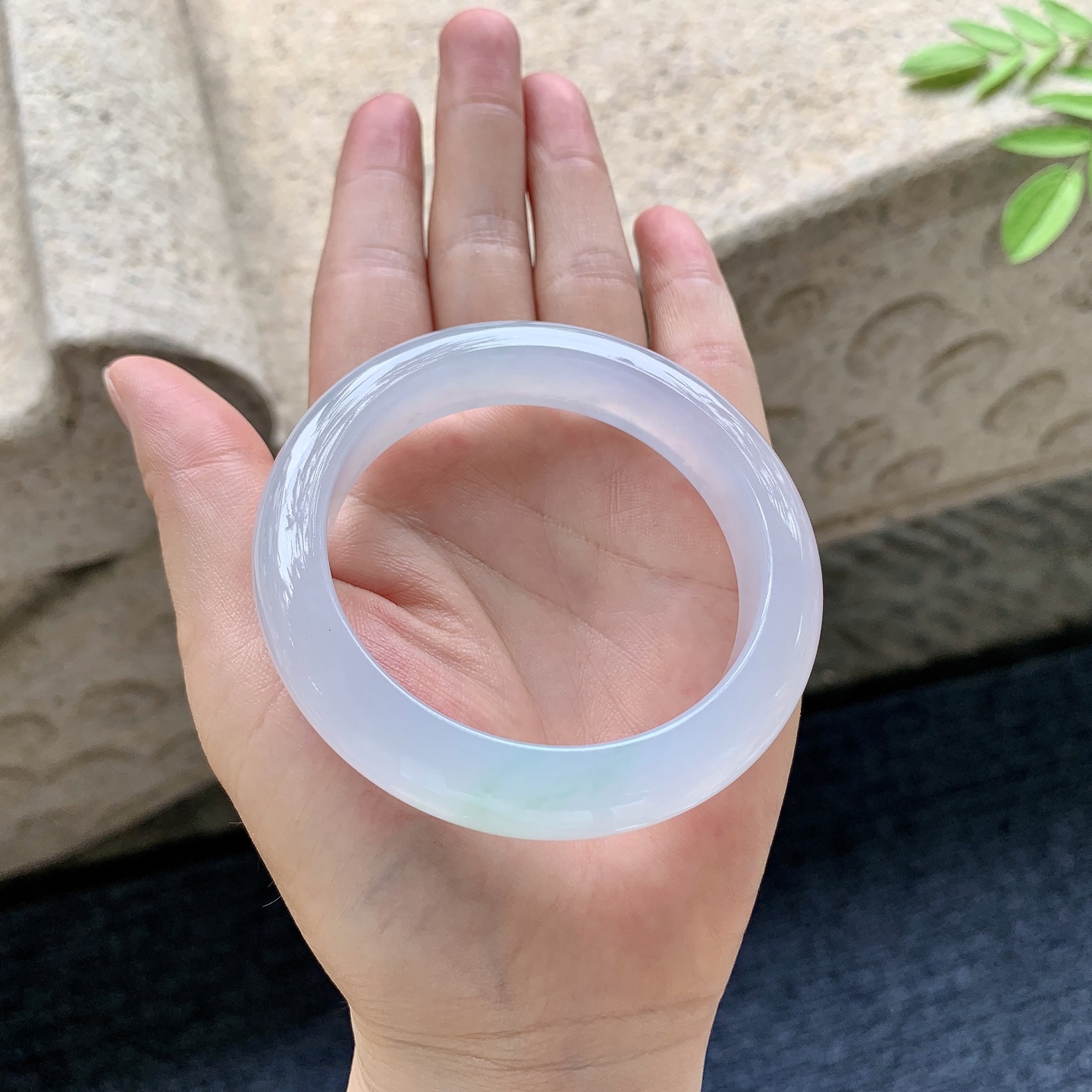 正圈54 55 圈口54.7/12.5/9 编码G7091634 糯冰淡椿彩，水润，种老，细腻，无裂