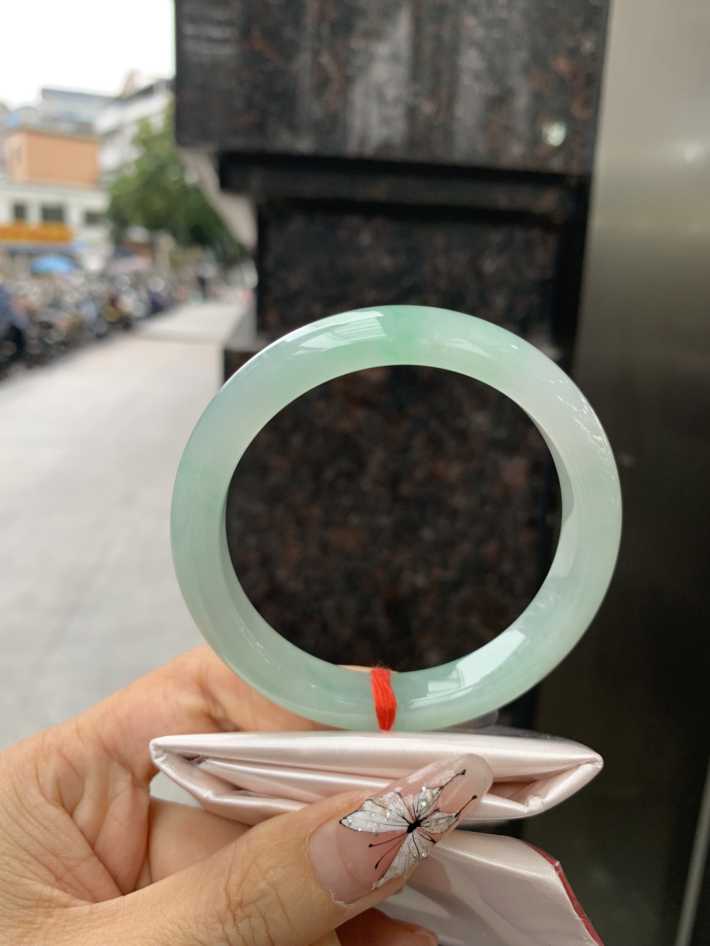 飘绿花正圈 57.1-8.4-11.1 0304-2X47 无裂，底妆冰润，满圈飘绿花点缀，简约却充