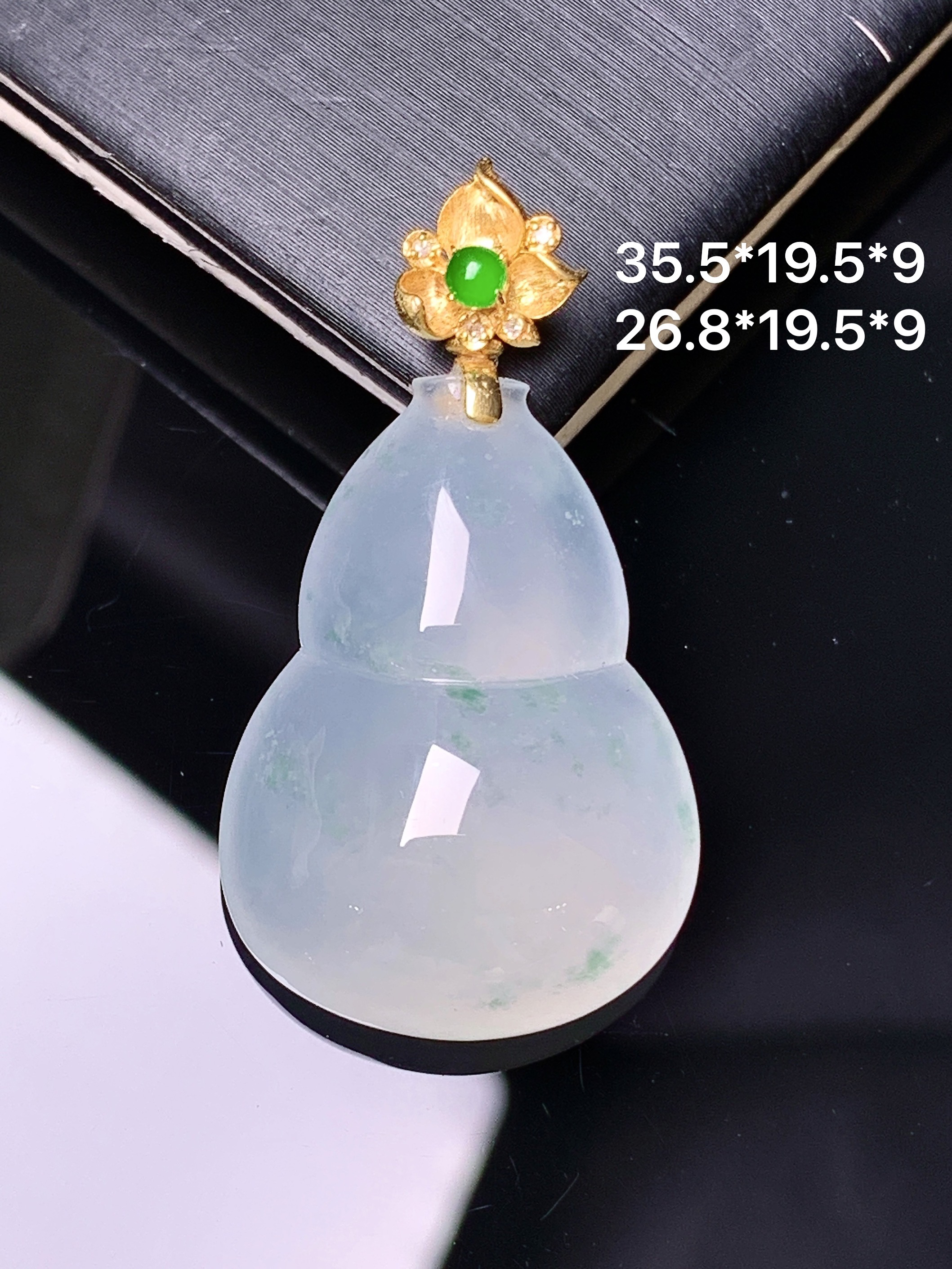 18k金镶嵌冰种葫芦吊坠 玉质细腻 色泽艳丽清新 水润亮眼 整体尺寸35.5*19.5*9 2x