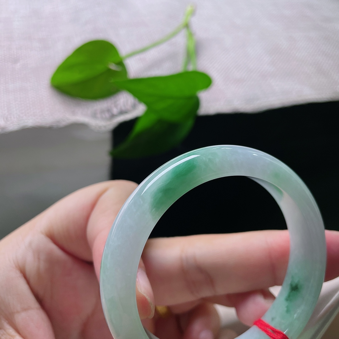 50.4/11.4/7.4，飘绿正圈，晶体纹，没有繁复雕琢，以天然玉色作画，尽显东方玉石含蓄之美。ss58367a