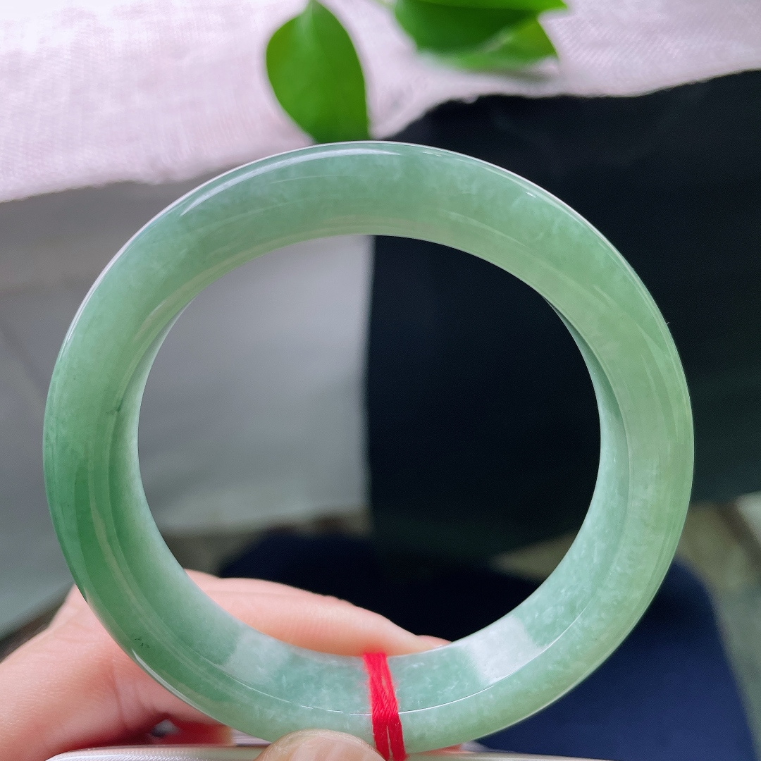 54.4/12.3/8.3，绿底正圈，无裂，通透玉底晕染清浅湖绿，色泽柔和不张扬，器型规整，举手投足流露温柔雅致气场。ss58270a