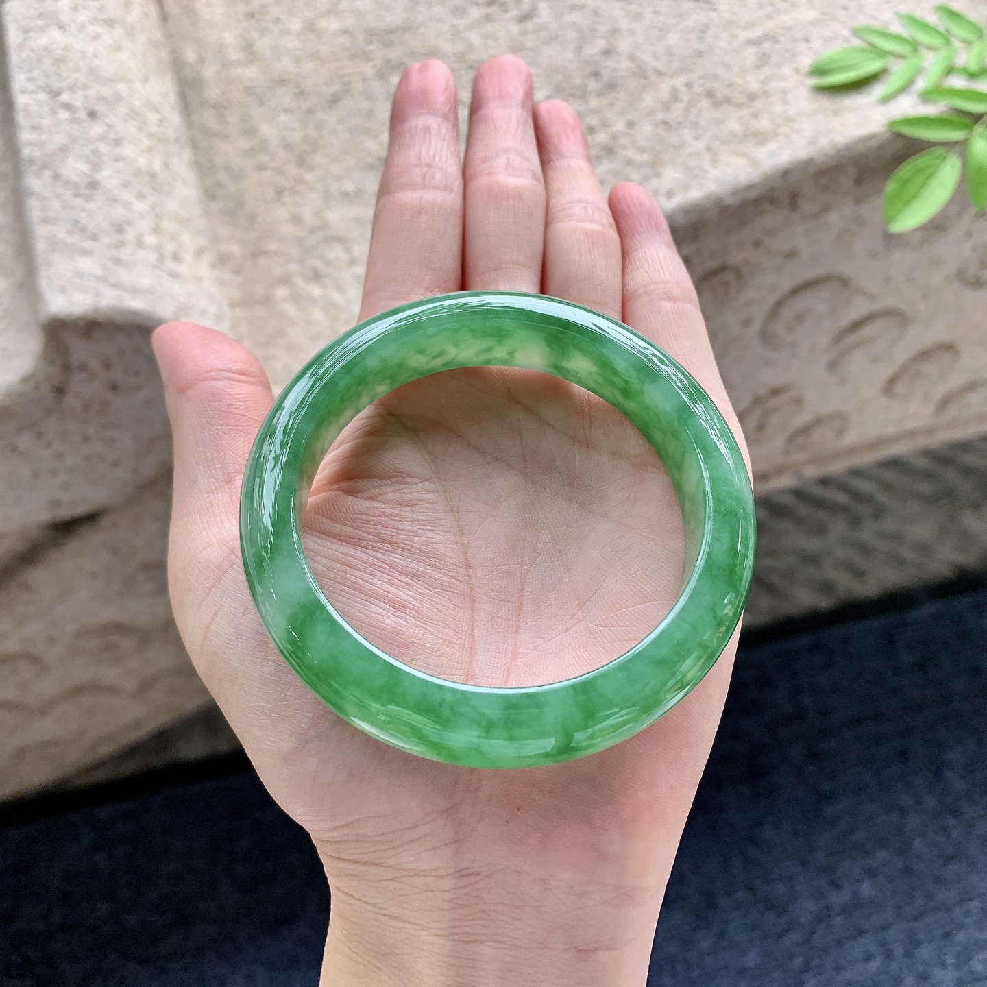 正圈56 57 圈口56.6/13.6/8.6 编码W6091641 糯冰飘绿，水润，种老，细腻，打