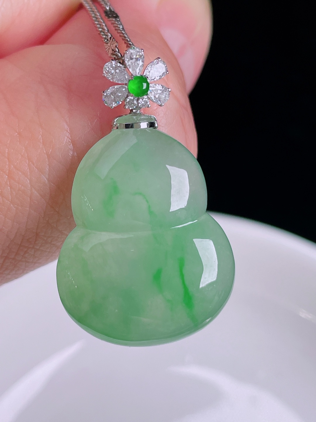 ️飘绿葫芦，18k镶嵌，老种起光，细底通透，尺寸：32裸石25/19.3/5.5mm0915