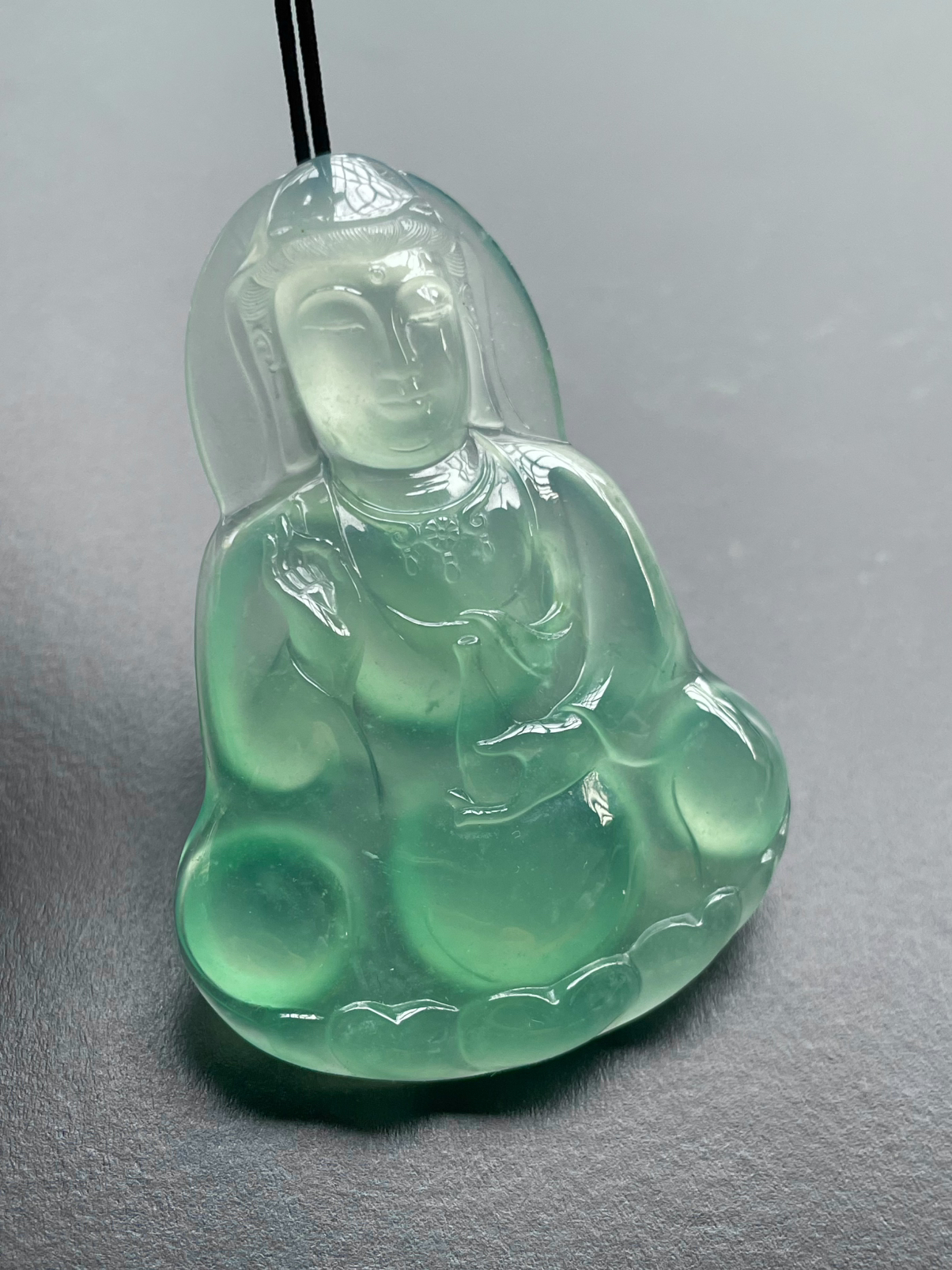 【冰种飘绿观音吊坠】质地非常细腻干净，冰润十足，种老冰透，收藏品质。