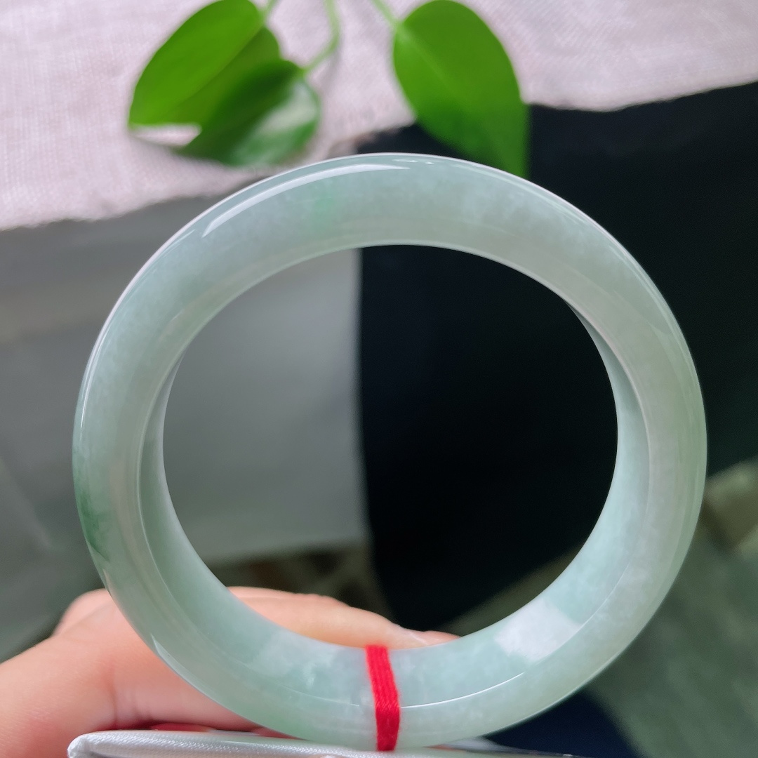 53.5/12.6/8.4，油青正圈，一点皮纹，天然半山半水翡翠，色泽过渡行云流水，每一只都是独一份风景。ss59017a
