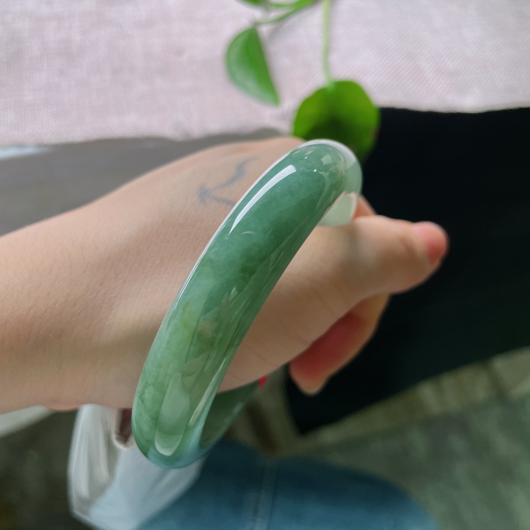 57.6/12.6/8.7，油青正圈，一点皮纹，一汪幽潭锁素环，整只镯子裹着温润的湖调青绿，不艳不烈，腕间自带一份安然清宁。ss56986a