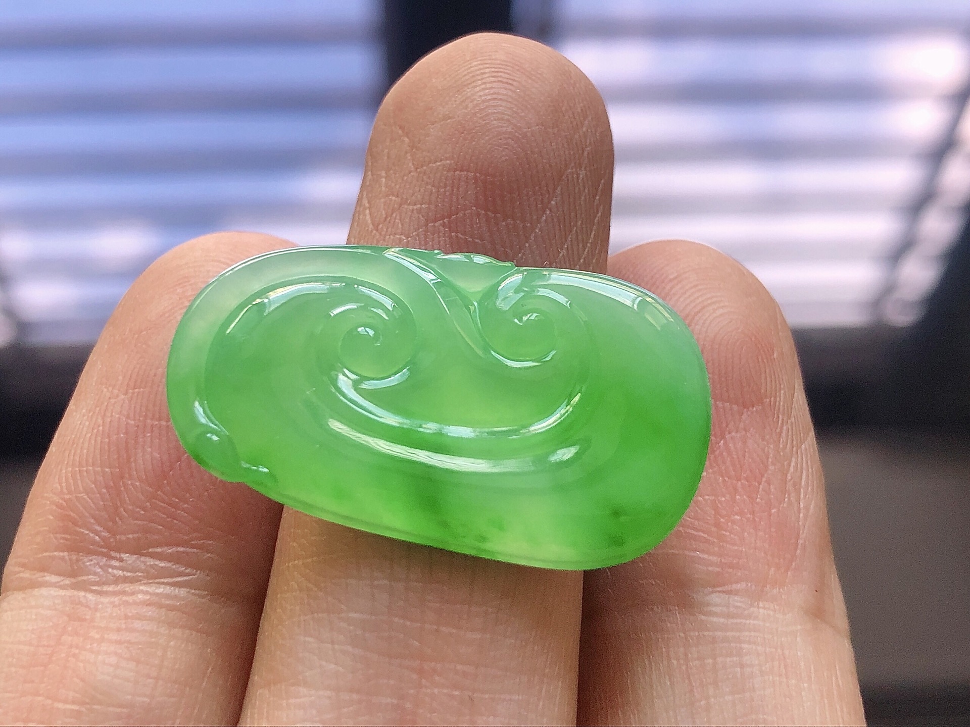️ 冰种阳绿如意，色泽艳阳，通透水润，玉质细腻，夺目迷人，镶嵌效果大气上档次，品相，无裂，尺寸29
