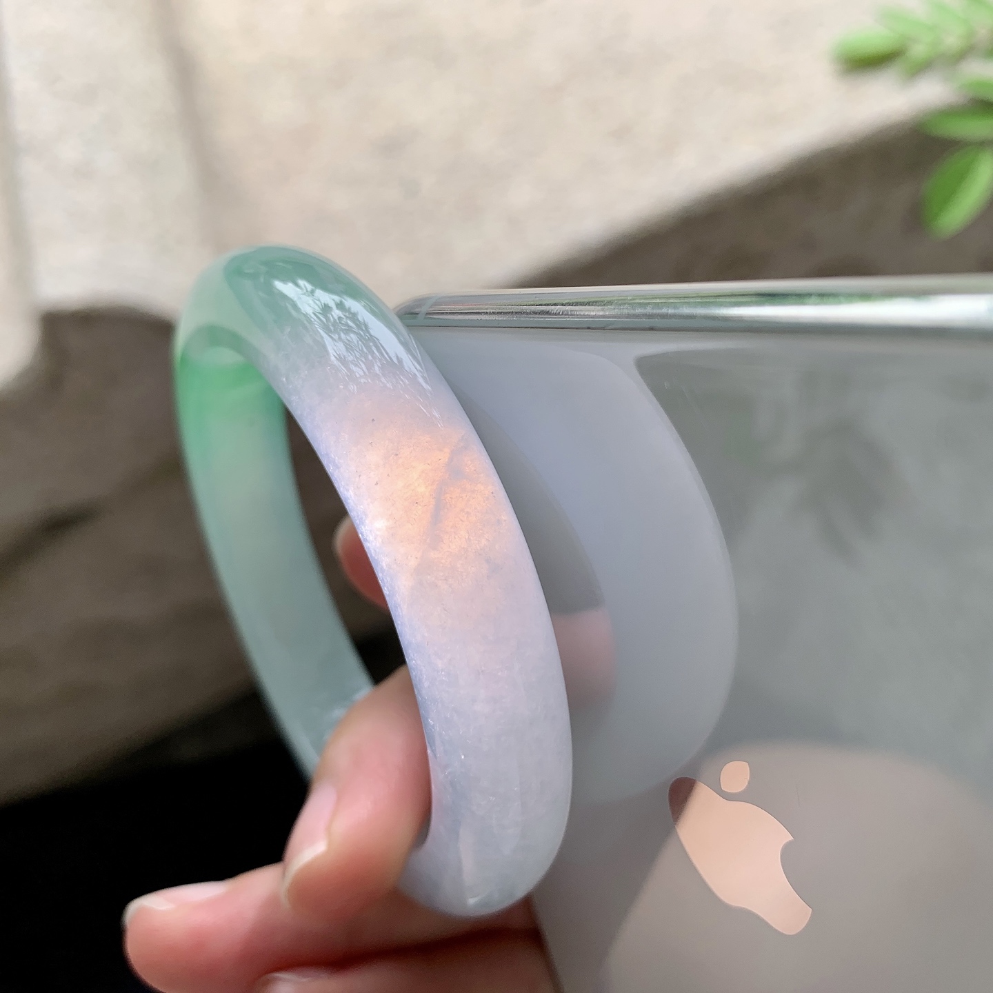 正圈53 54 圈口53.4/11.8/8.8 编码ZLD091626 糯冰飘绿，水润，种老，细腻，打灯有棉线
