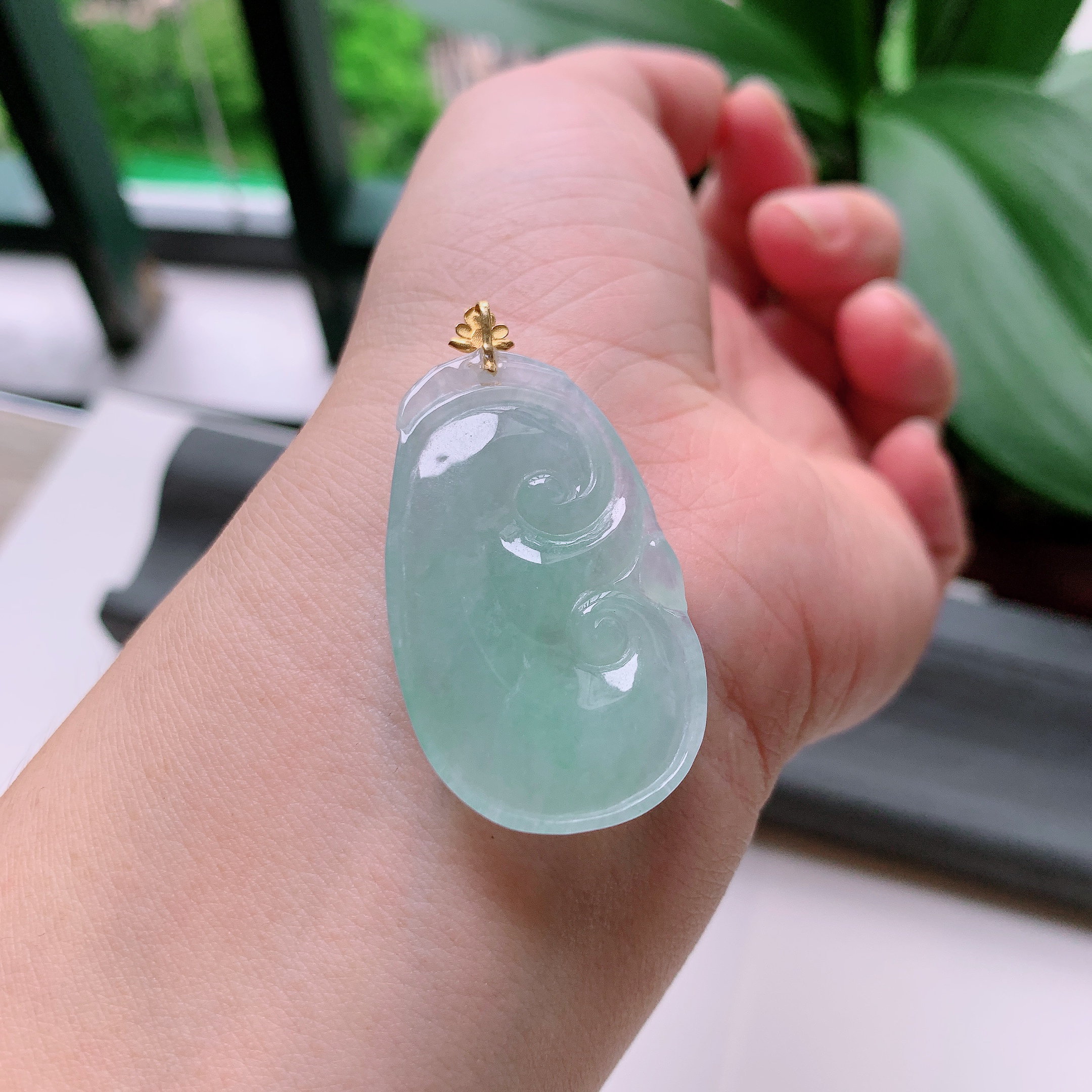 18k镶嵌天然翡翠缅甸A货浅绿如意吊坠 8.90