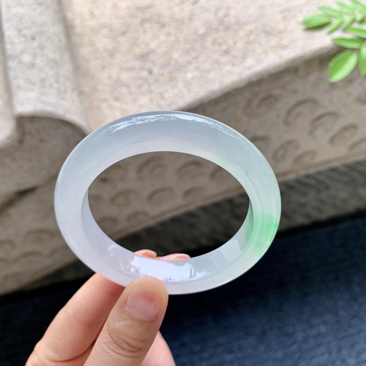 正圈55 56 圈口55.8/12.2/9.5 编码TR091652 冰飘阳绿，水润，种老，细腻，打灯有棉线