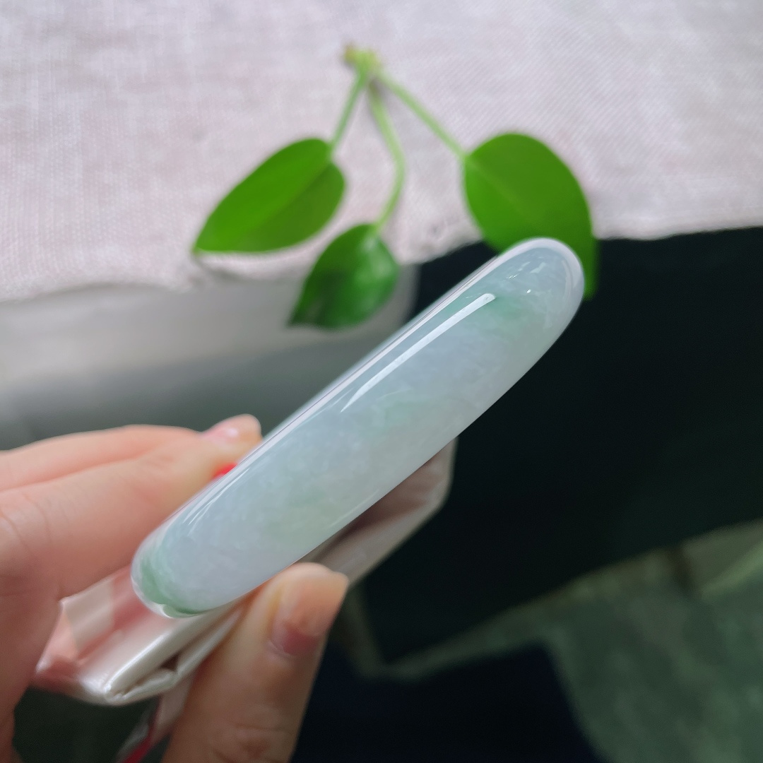 57.8/12.6/9.2，飘花正圈，无裂，冰种飘花平安镯，玉润花灵，天然翠韵萦绕，祈愿平安顺遂相伴。ss58842a