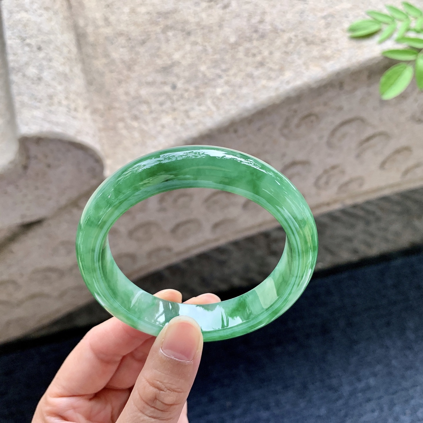 正圈56 57 圈口56.6/13.6/8.6 编码W6091641 糯冰飘绿，水润，种老，细腻，打灯有絮线