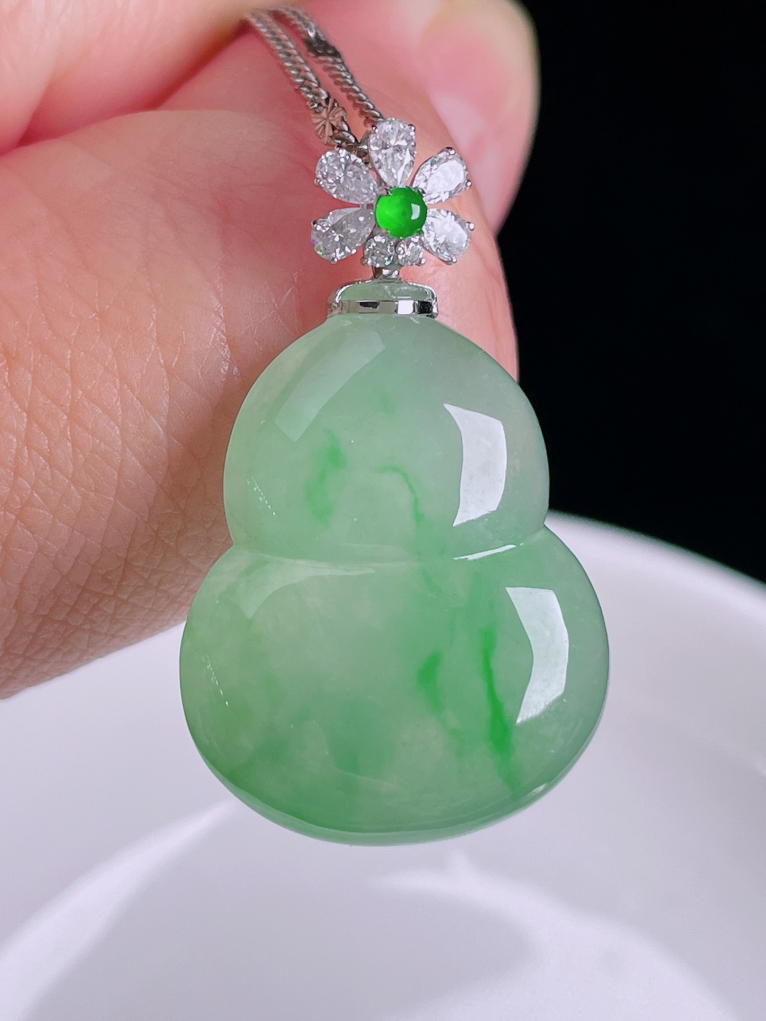 ️飘绿葫芦，18k镶嵌，老种起光，细底通透，尺寸：32裸石25/19.3/5.5mm0915