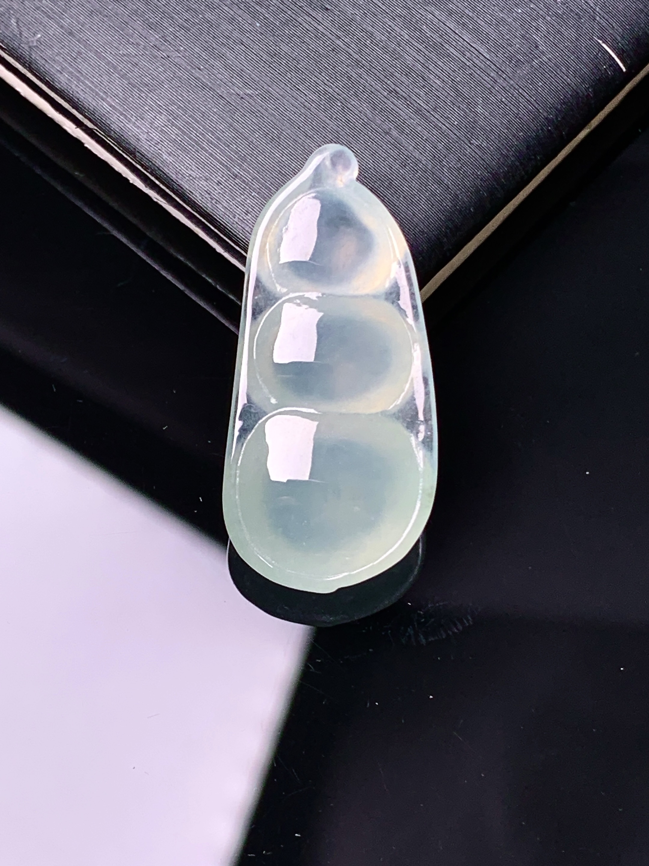 冰种四季豆吊坠 玉质细腻 色泽艳丽清新 水润亮眼 整体尺寸27*12.6*6.5 yz