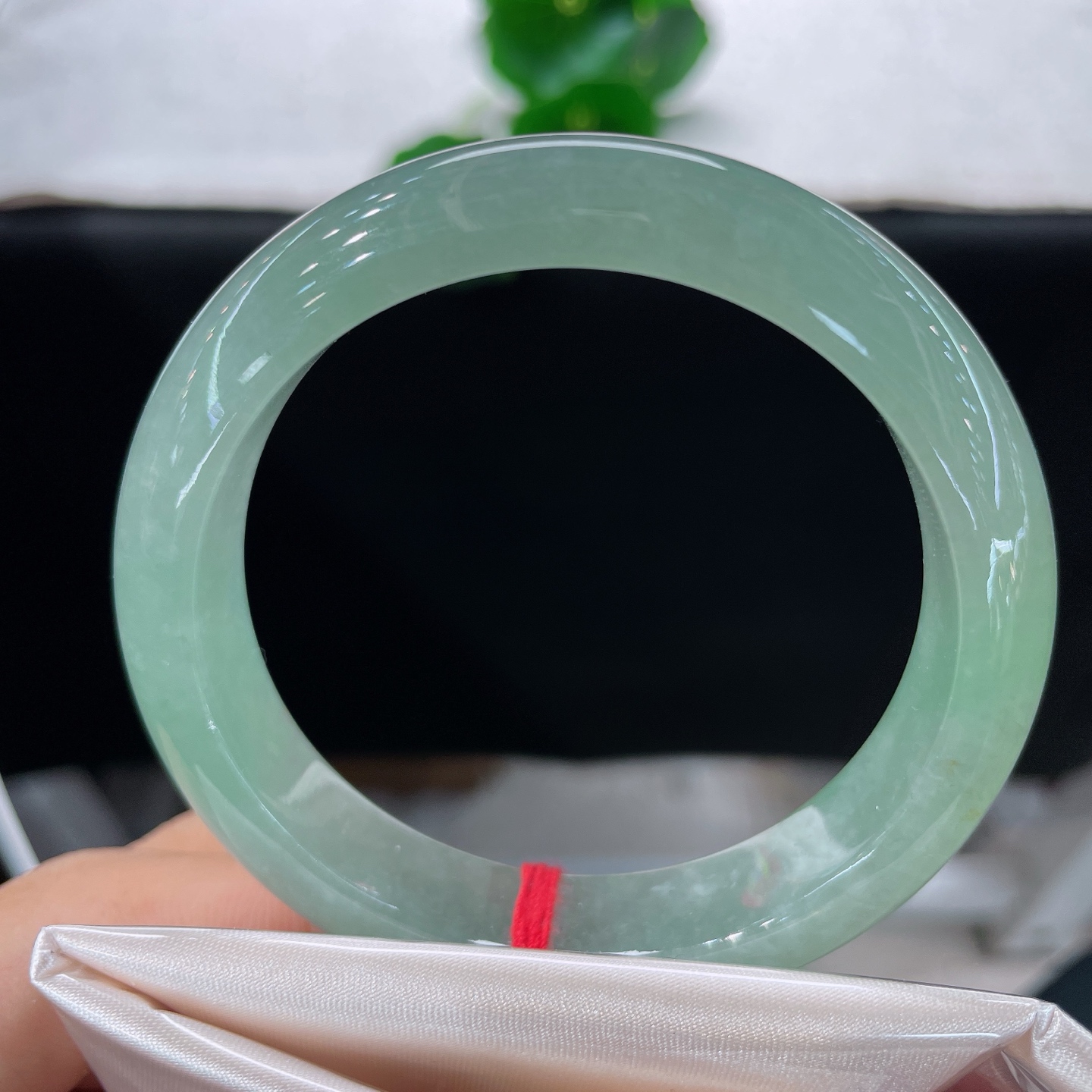 天然翡翠手镯 圈口55.3/12.6/8.4，冰晴底正圈，55/54可戴，莹润玉骨浸满清翠，水光潋滟