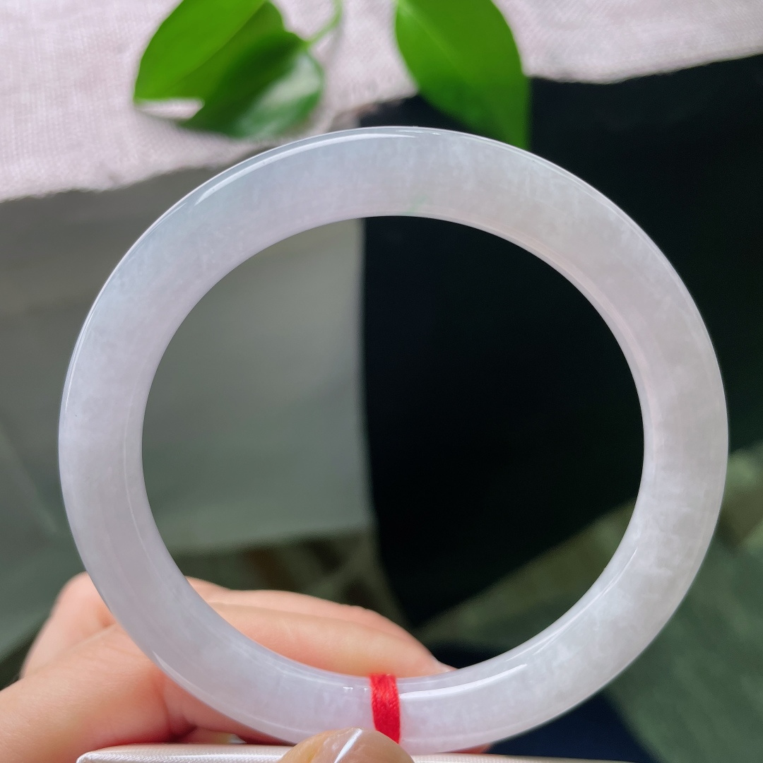 59/8.8，淡圆条，皮纹，玉质糯润细腻，带着淡淡的朦胧紫调，光泽柔和内敛，不刺眼张扬，日常佩戴百搭耐看。ss59025a