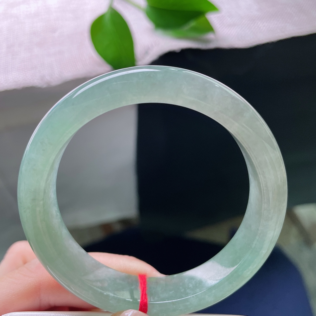 55.8/12.8/8.4，绿底正圈，皮纹，翠色温润均匀铺满镯身，种质细腻柔和，光泽内敛，佩戴衬得手腕清雅大气端庄。ss57894a