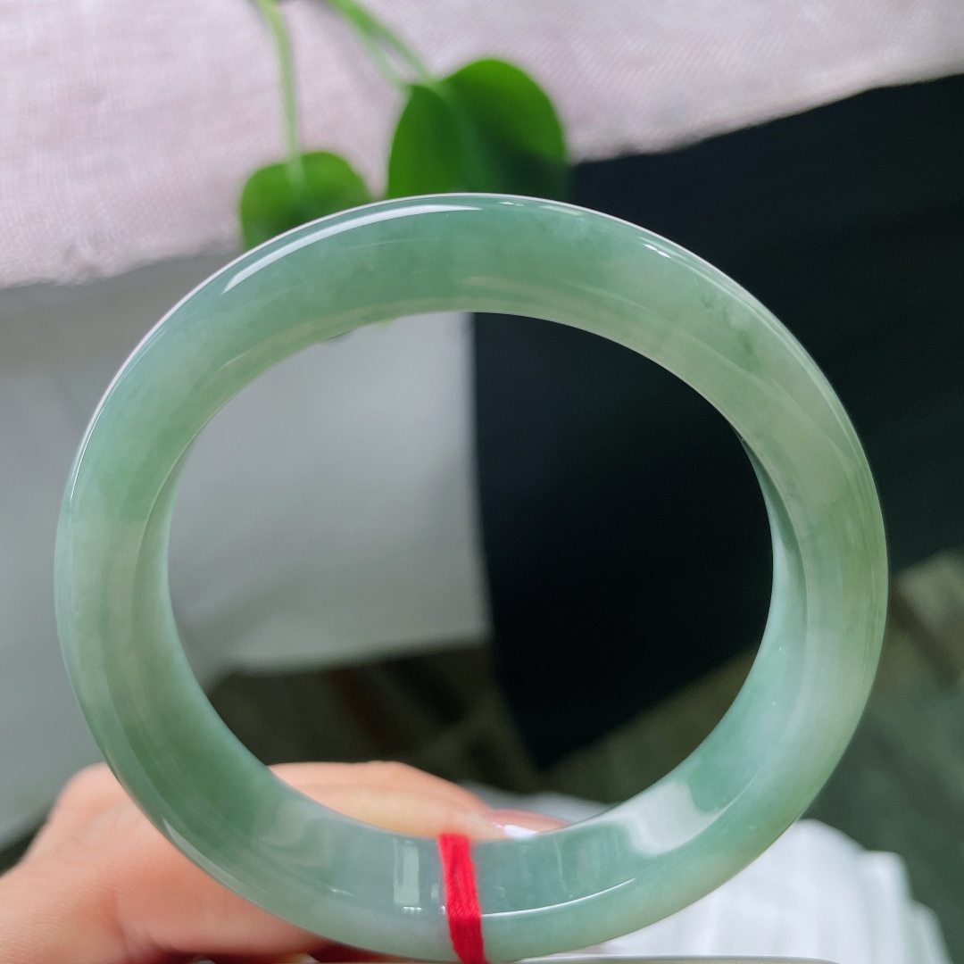 55/11.7/8.1，飘花正圈，无裂，玉质细腻油润，水头通透玉料匀净，水光满满，上手观感清透舒服。ss57583a