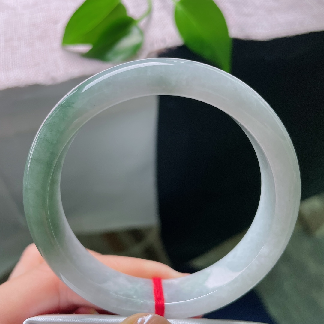 58.6/13.5/8.2，油青正圈，晶体，玉质细腻温润，一半素白清雅，一半翠色凝润，自带山水朦胧美感。ss59001a
