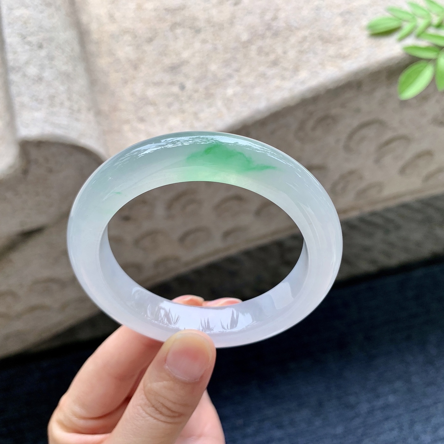 正圈55 56 圈口55.8/12.2/9.5 编码TR091652 冰飘阳绿，水润，种老，细腻，打灯有棉线
