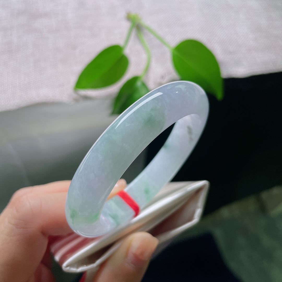 53.5/12/8.9，正圈，无裂，平安镯，冰底清透莹润，点点绿花随性散落，灵动雅致。ss58840a