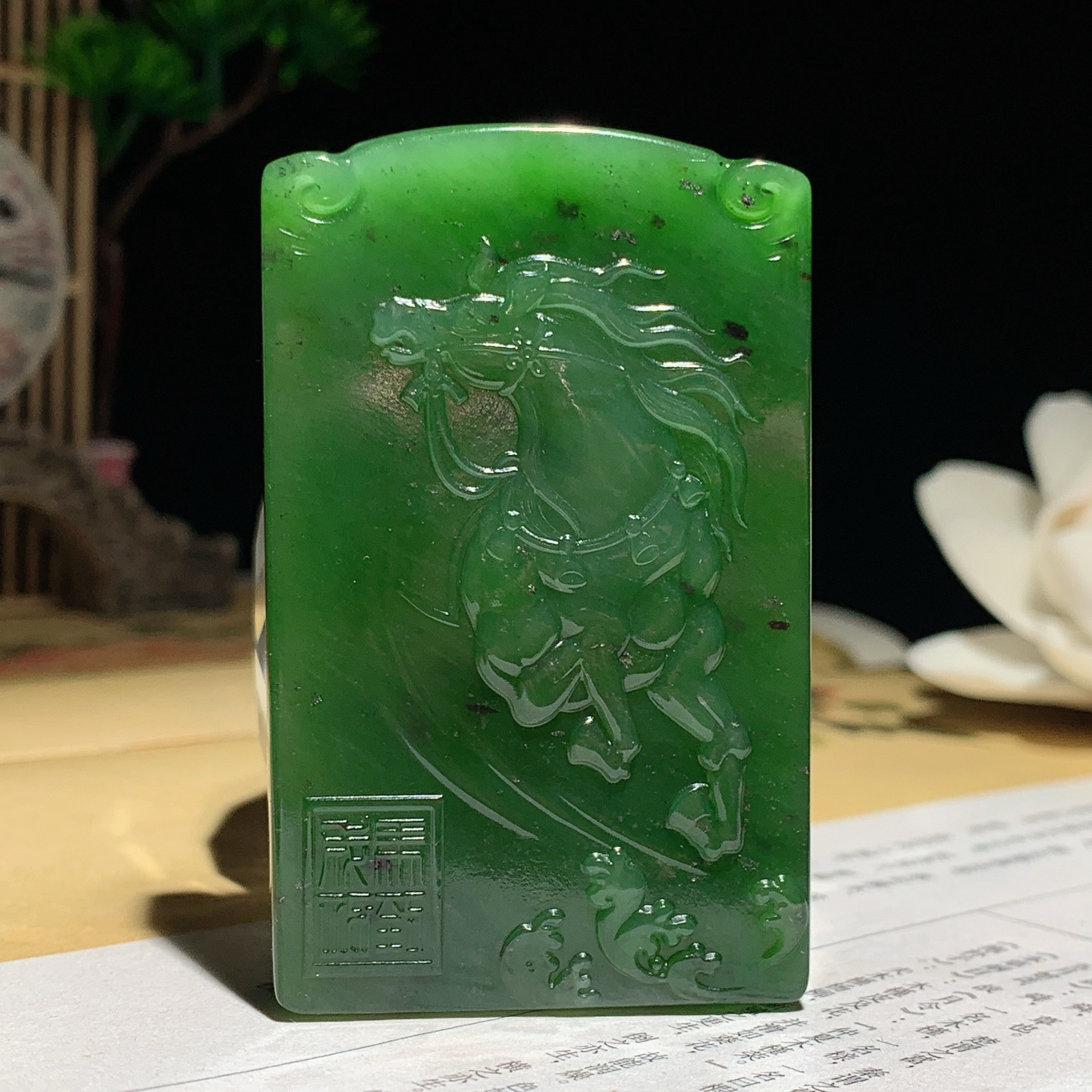 和田玉阳绿俄罗斯碧玉武财神关公挂件！尺寸62/39/15重82.5克。玉质细腻油润。手推出油。佩戴高端典雅。lt260914