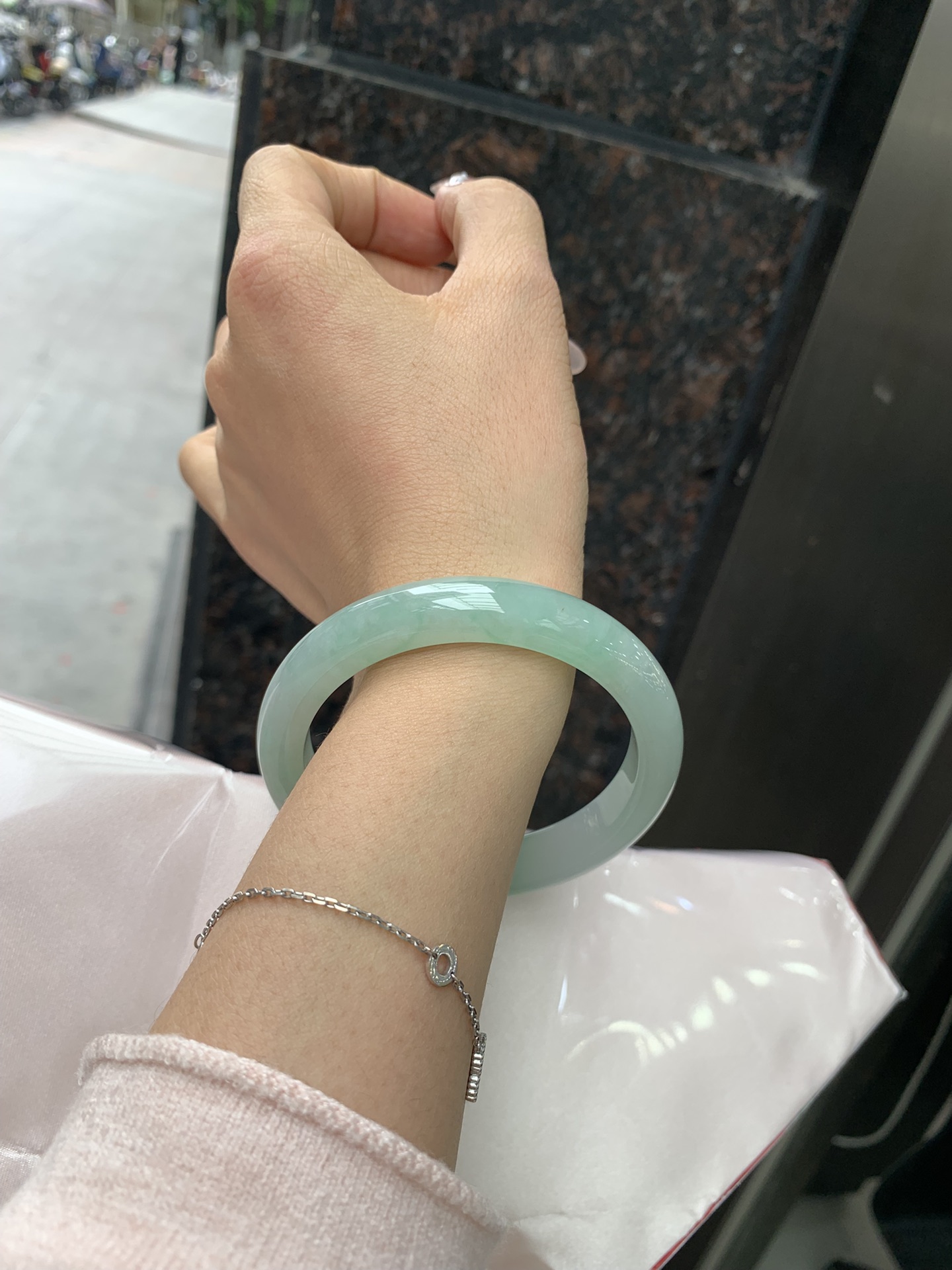 飘绿花正圈 57.1-8.4-11.1 0304-2X47 无裂，底妆冰润，满圈飘绿花点缀，简约却充满灵气，清新如芽，宛若自然的画卷凝结于腕间，静中带动，韵味悠长。