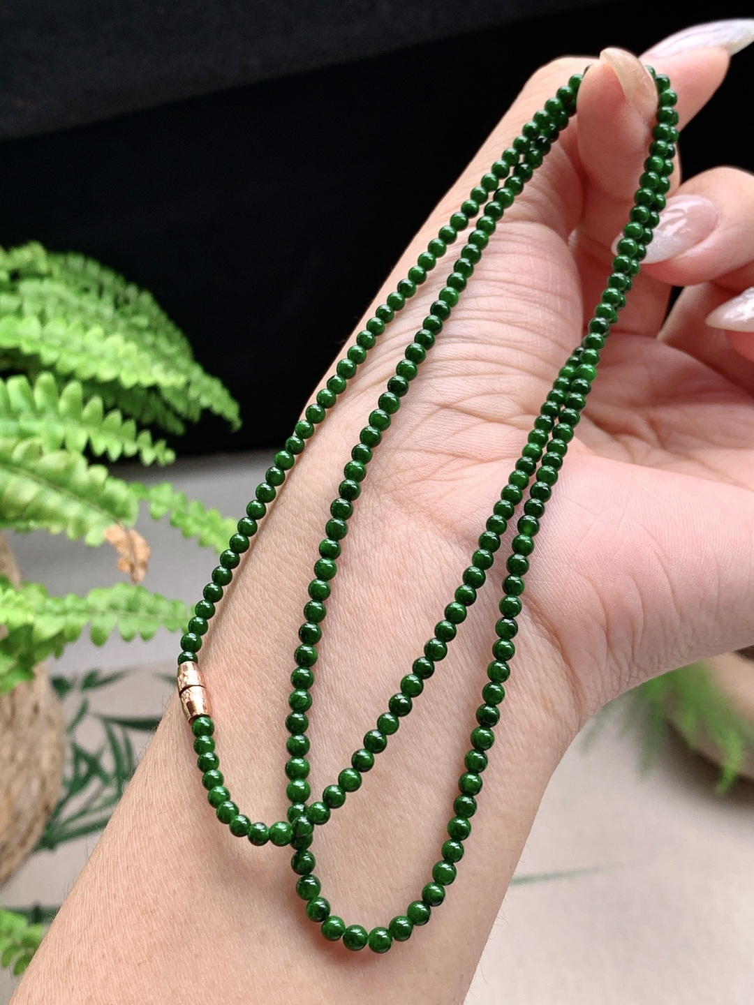 【珠子】️糯冰辣绿珠链圆珠子珠链 【说明】缅甸 性比高 【尺寸】3mm，28cm 【重量】8克