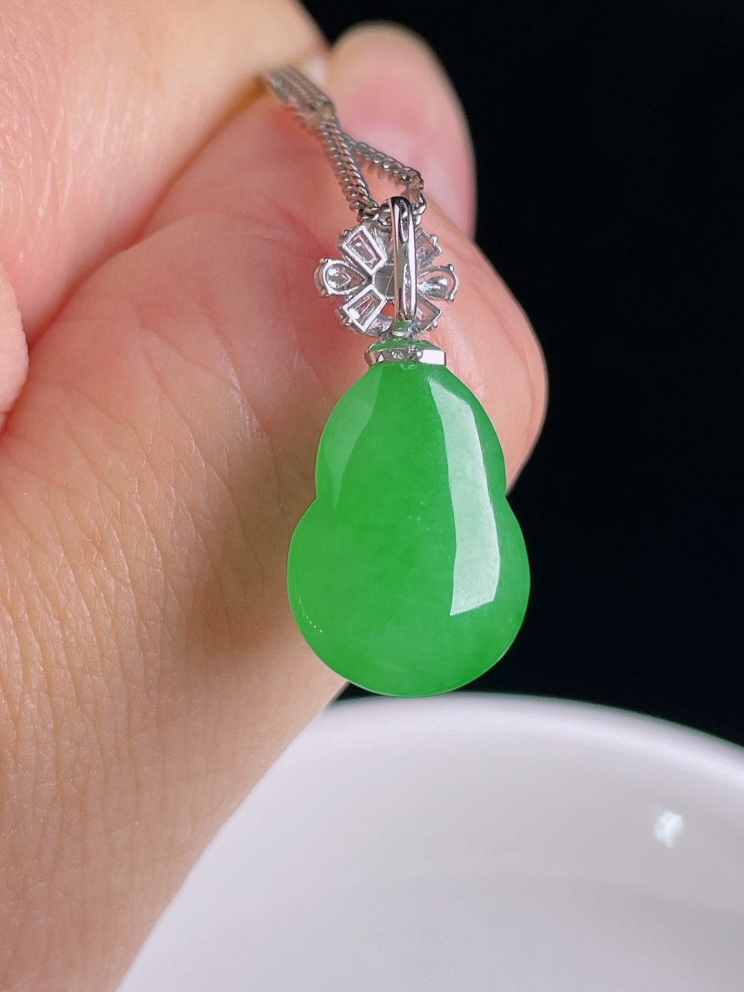 ️阳绿葫芦，18k镶嵌，老种起光，细底通透，尺寸：22.7裸石16.2/11/5mm0915
