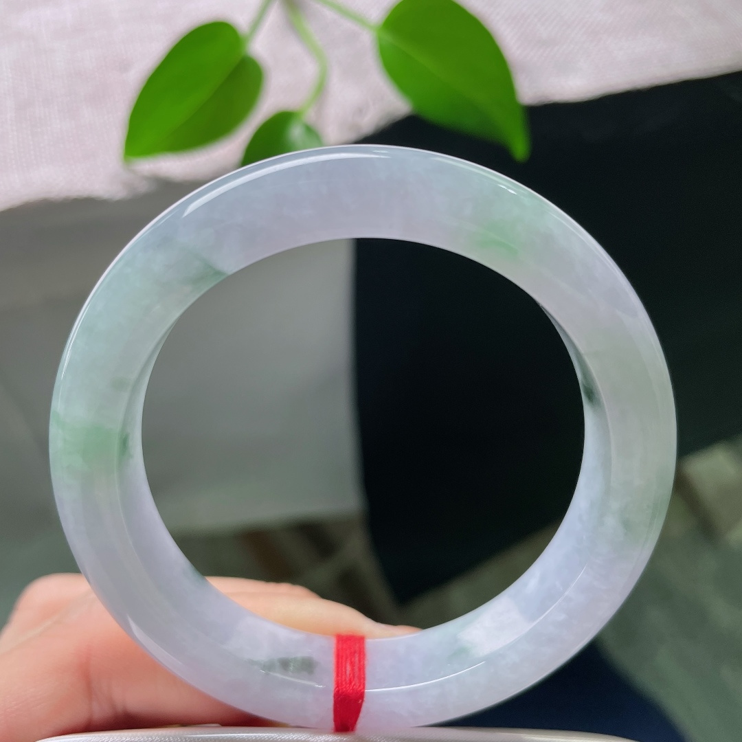 53.5/12/8.9，正圈，无裂，平安镯，冰底清透莹润，点点绿花随性散落，灵动雅致。ss58840