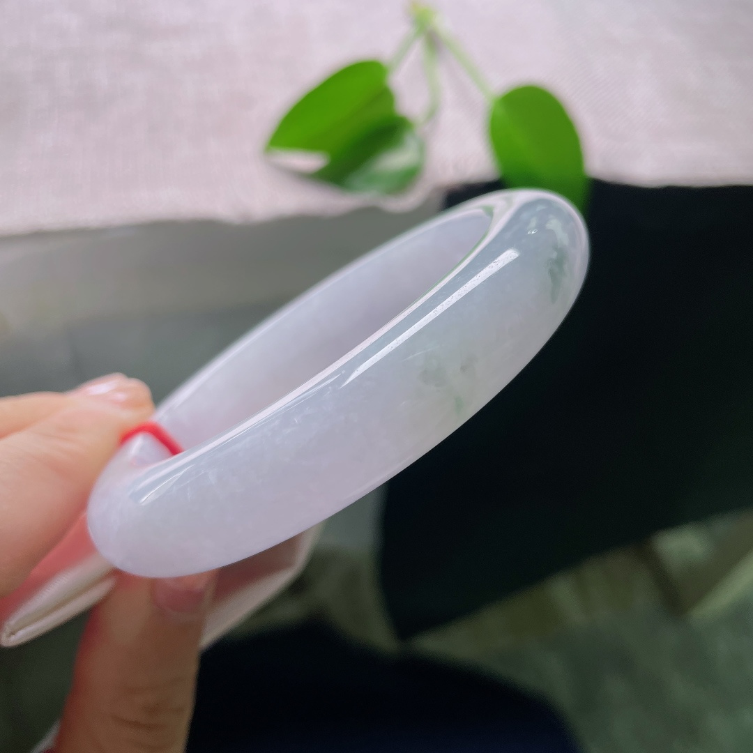 59/12.8/10.7，飘花正圈，一点皮纹，紫底衬翠花，紫与绿相互交融映衬，色彩层次丰富，一眼看去，便是莫奈花园般浪漫的画面感。ss59039a