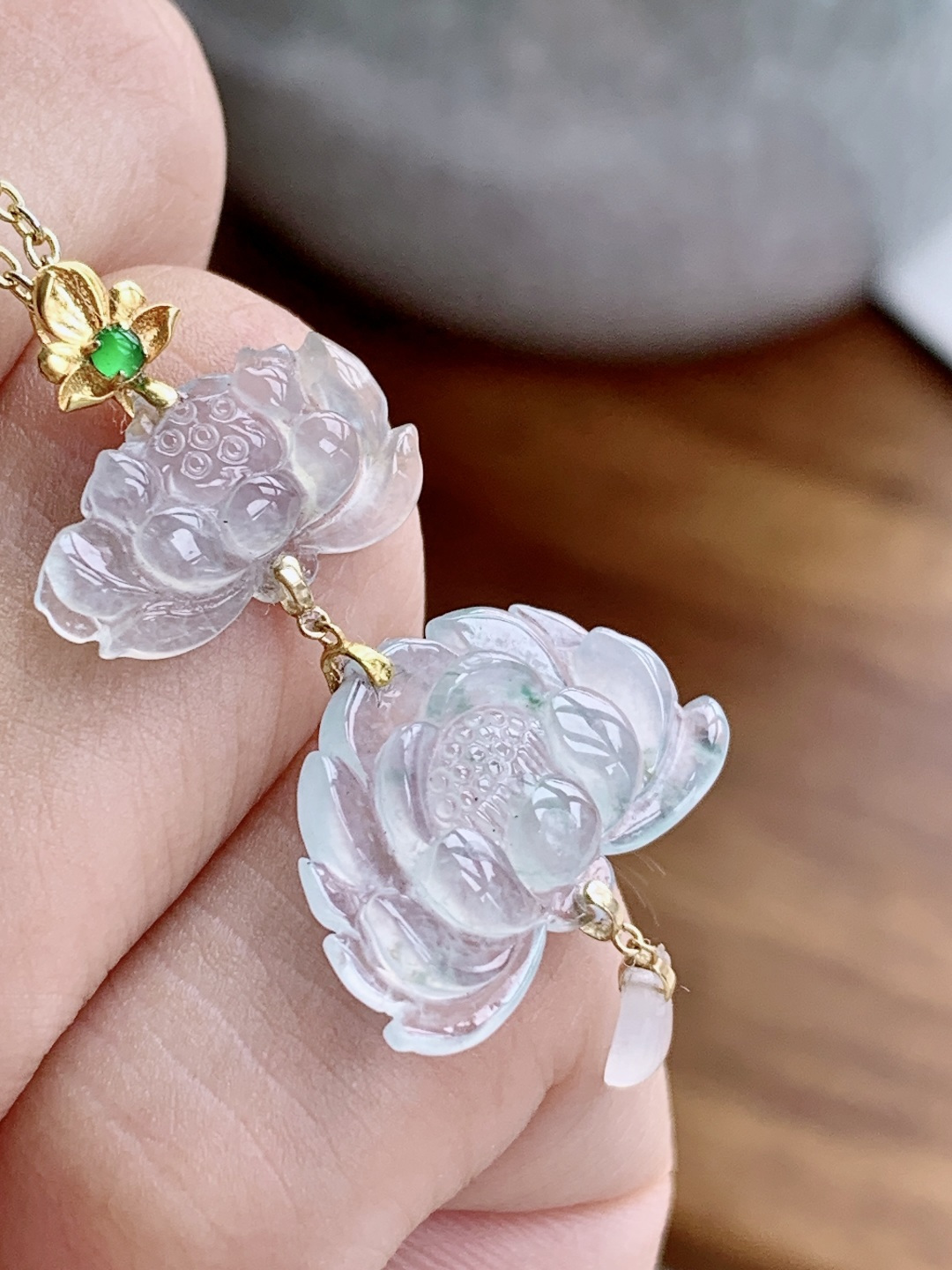 【镶嵌】冰飘花莲花吊坠 【说明】缅甸 18k金镶嵌 性比高 无裂 一刀切 【整体】38.5 【裸石】1868-12-3.6 【重量】2.2克