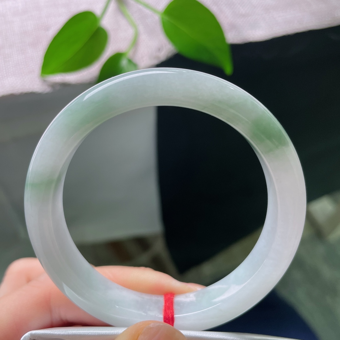 54.8/10.9/8.2，飘花正圈，棉线，天然带翠翡翠手镯，光泽莹亮，翠色悠然，尽显东方温婉气质。
