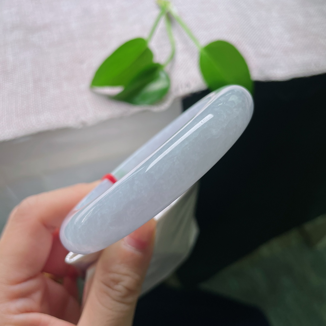 59/12.8/10.7，飘花正圈，一点皮纹，紫底衬翠花，紫与绿相互交融映衬，色彩层次丰富，一眼看去，便是莫奈花园般浪漫的画面感。ss59039a