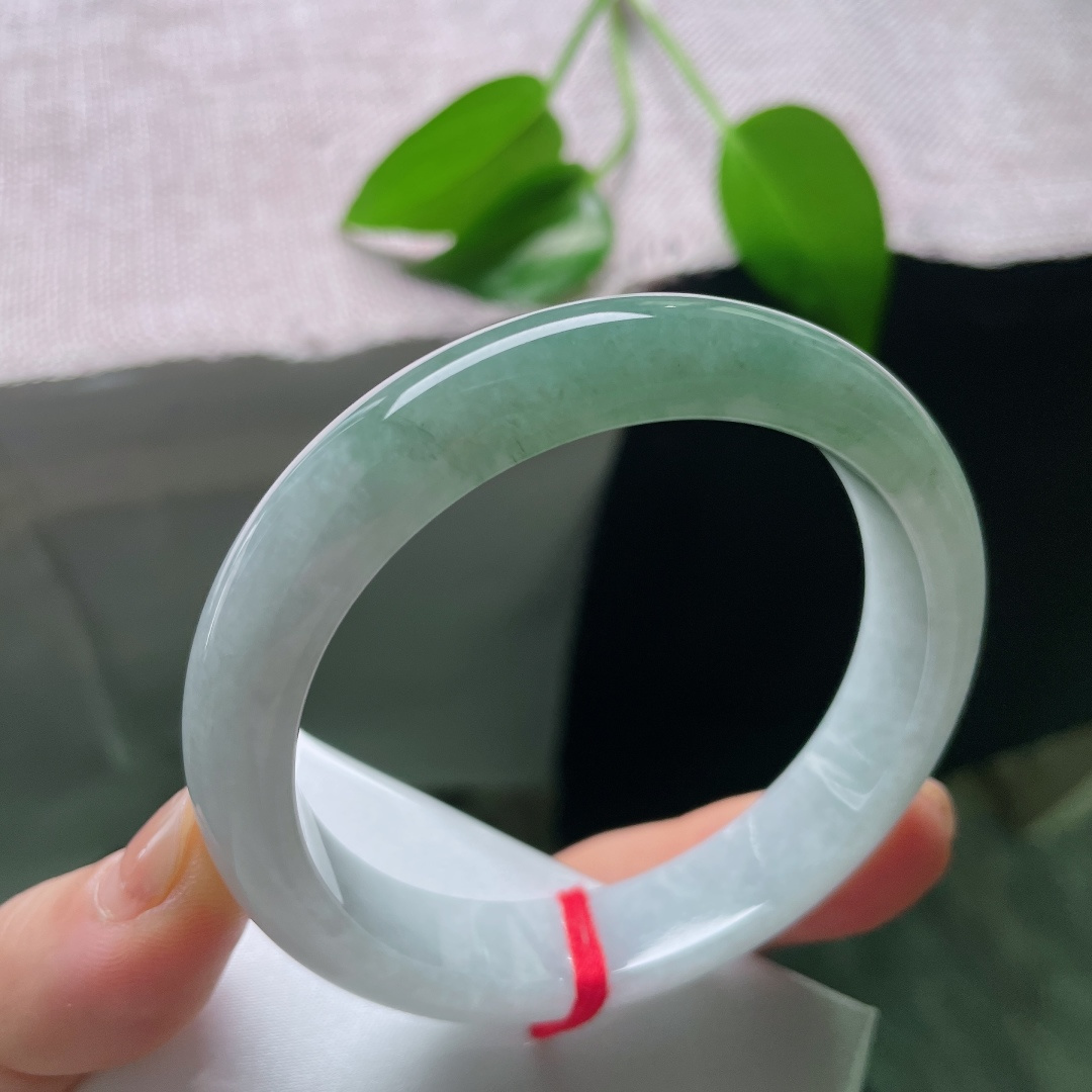 57.5/12.4/8.1，油青正圈，一点皮纹，半白半翠的天然景致，玉光温润内敛，衬出手腕温柔娴静气质。ss59009a