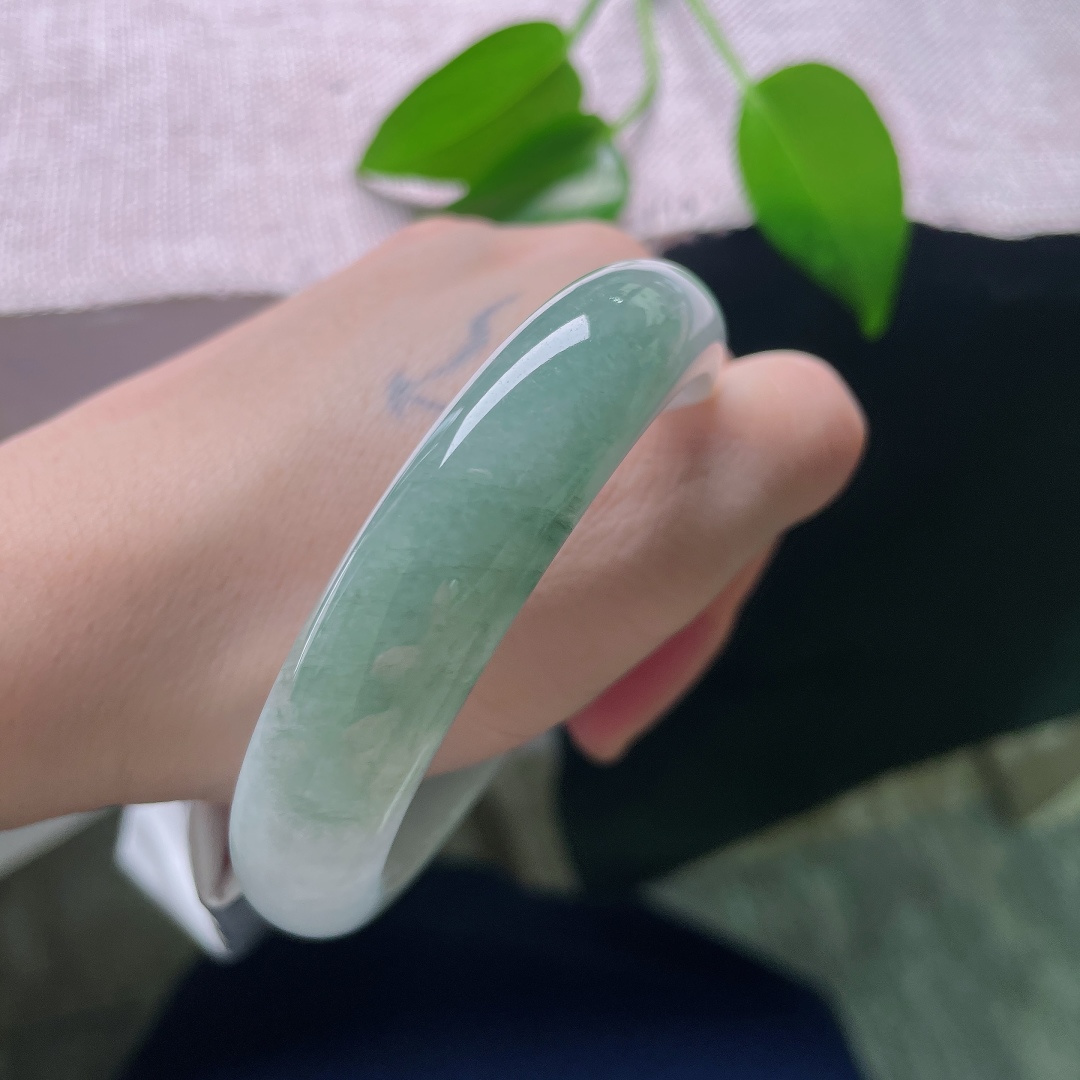 58.6/13.5/8.2，油青正圈，晶体，玉质细腻温润，一半素白清雅，一半翠色凝润，自带山水朦胧美感。ss59001a