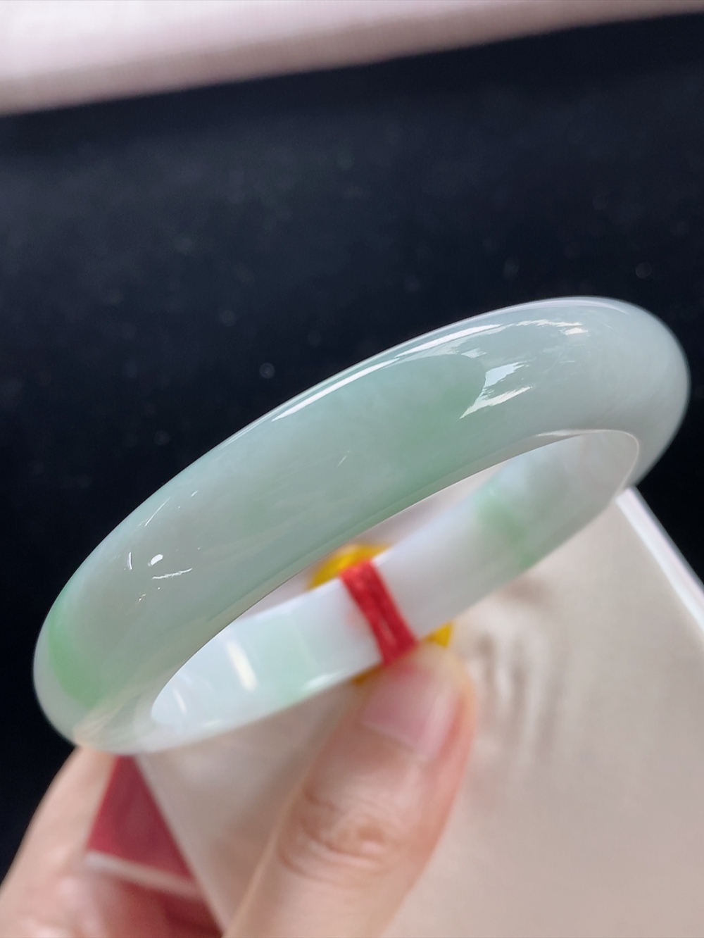 正圈飘绿手镯，圈口尺寸55.1-12.1-9.2mm,914yd
