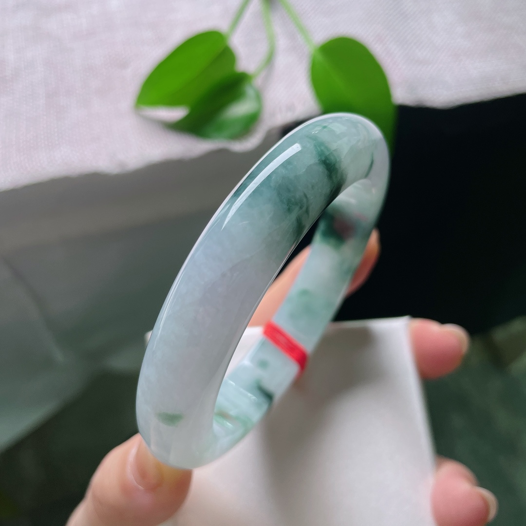 59/12.4/10.9，飘花正圈，皮纹，水润细腻，浓墨飘花游走在冰润玉底之上，仿佛把江南烟雨山林，浓缩在这一圈玉镯之中。ss59045a