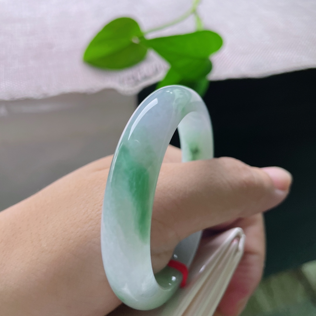 50.4/11.4/7.4，飘绿正圈，晶体纹，没有繁复雕琢，以天然玉色作画，尽显东方玉石含蓄之美。ss58367a