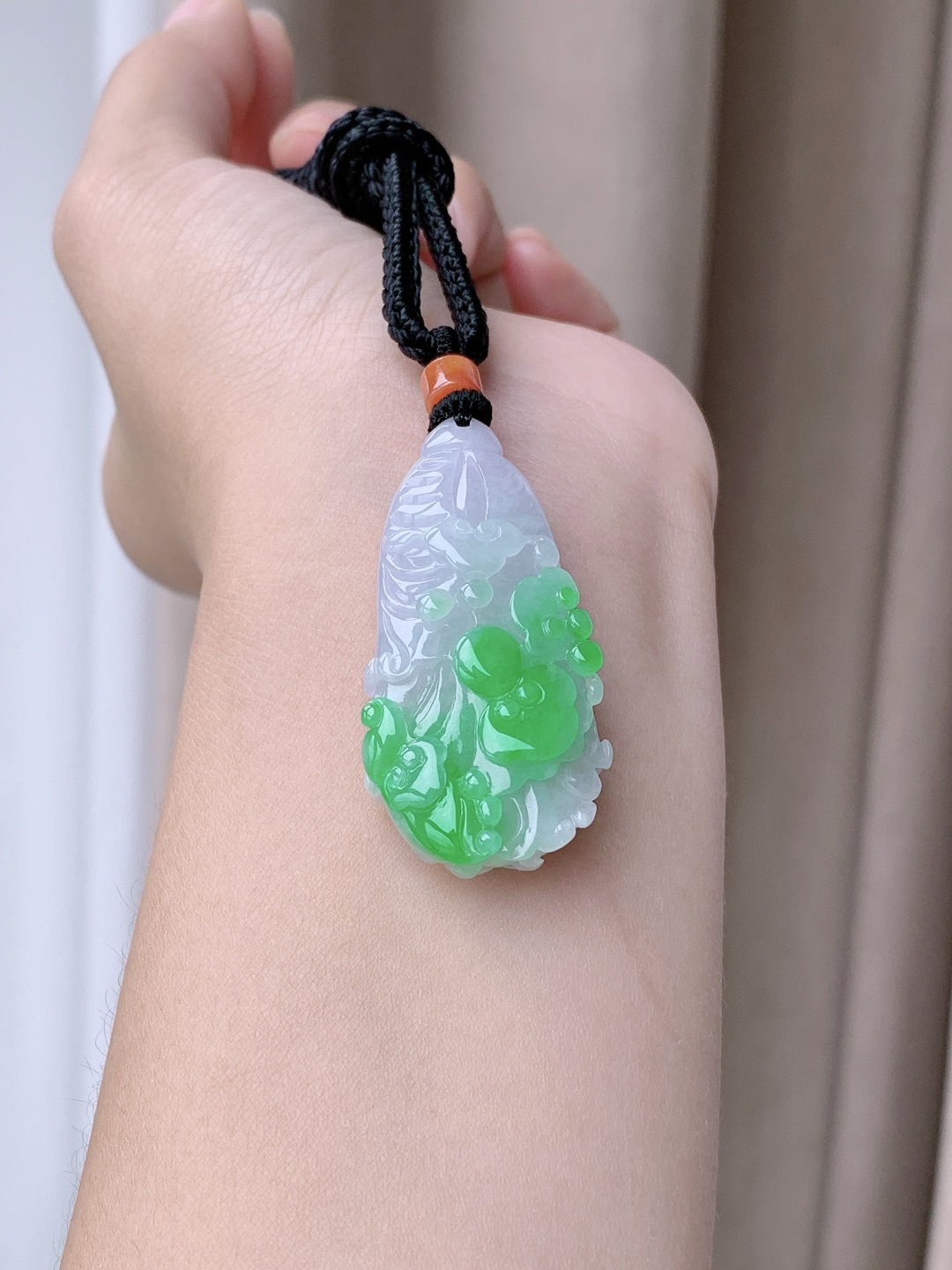 【裸石】冰春带彩白菜百财吊坠 【说明】缅甸 性比高 飘阳绿 超厚 立体 【尺寸】44-22.4-11 【重量】15.8克